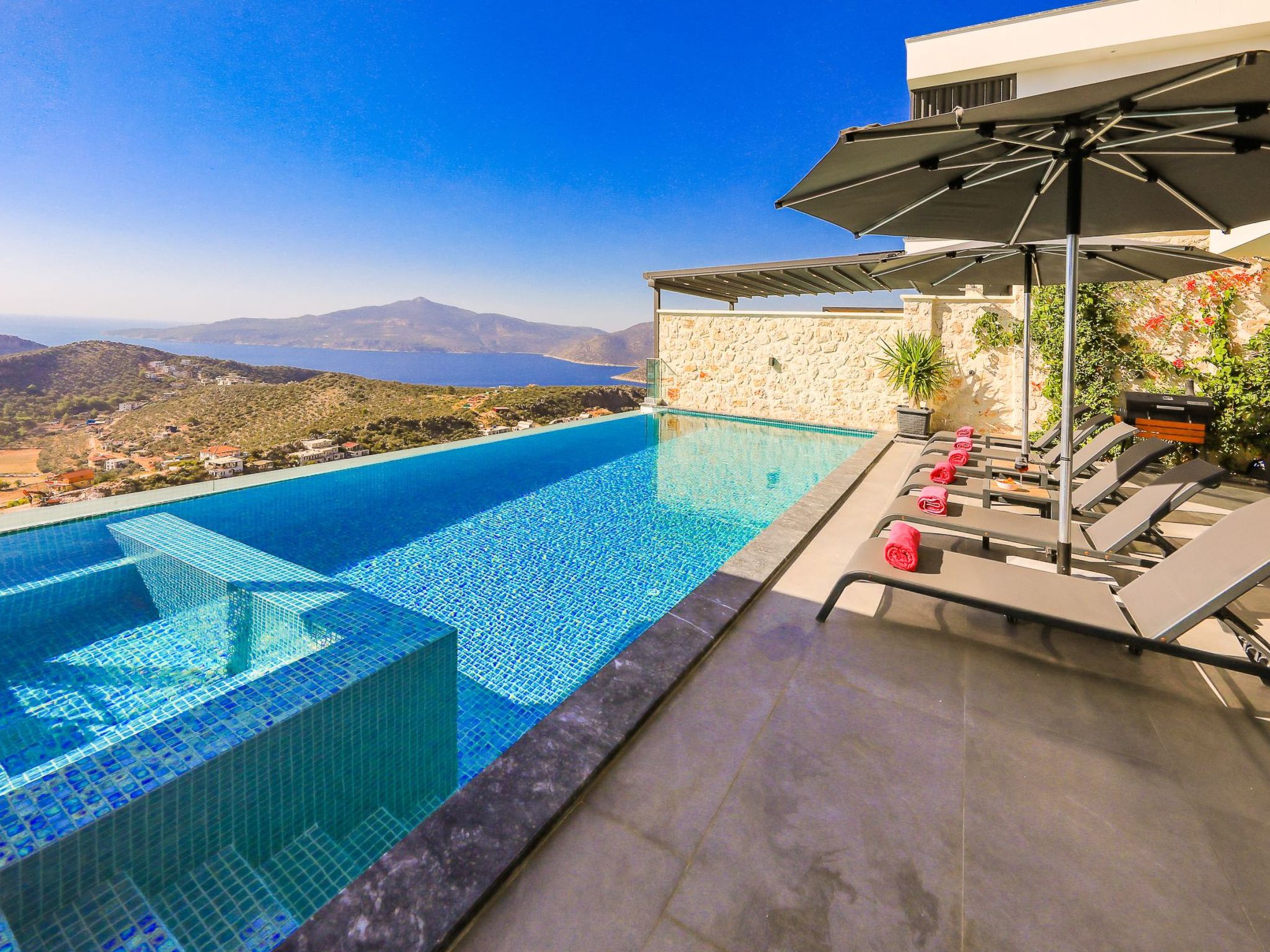 Moderne Luxusvilla in Kalkan mit Meerblick-Binnen