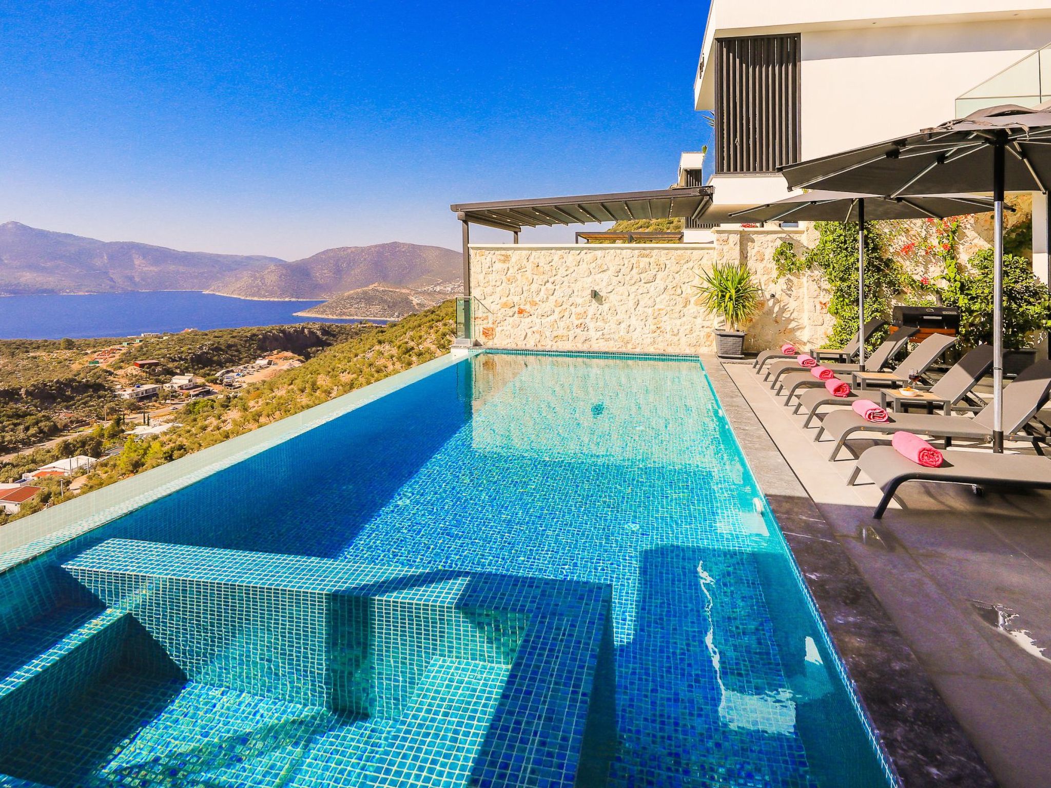 Moderne Luxusvilla in Kalkan mit Meerblick-Binnen