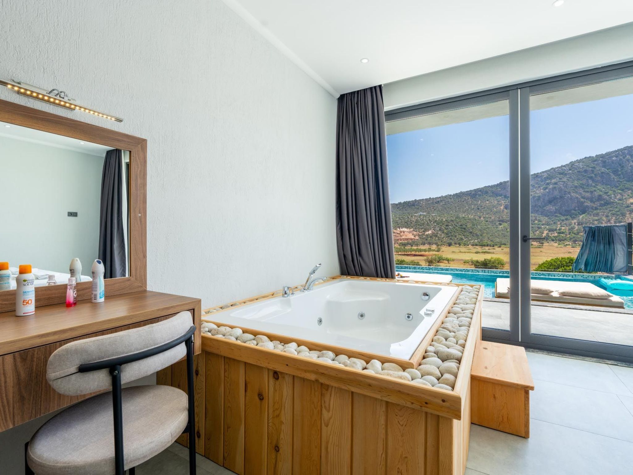 Luxuriöse Villa mit Kinderpool und Jacuzzi - Binnen