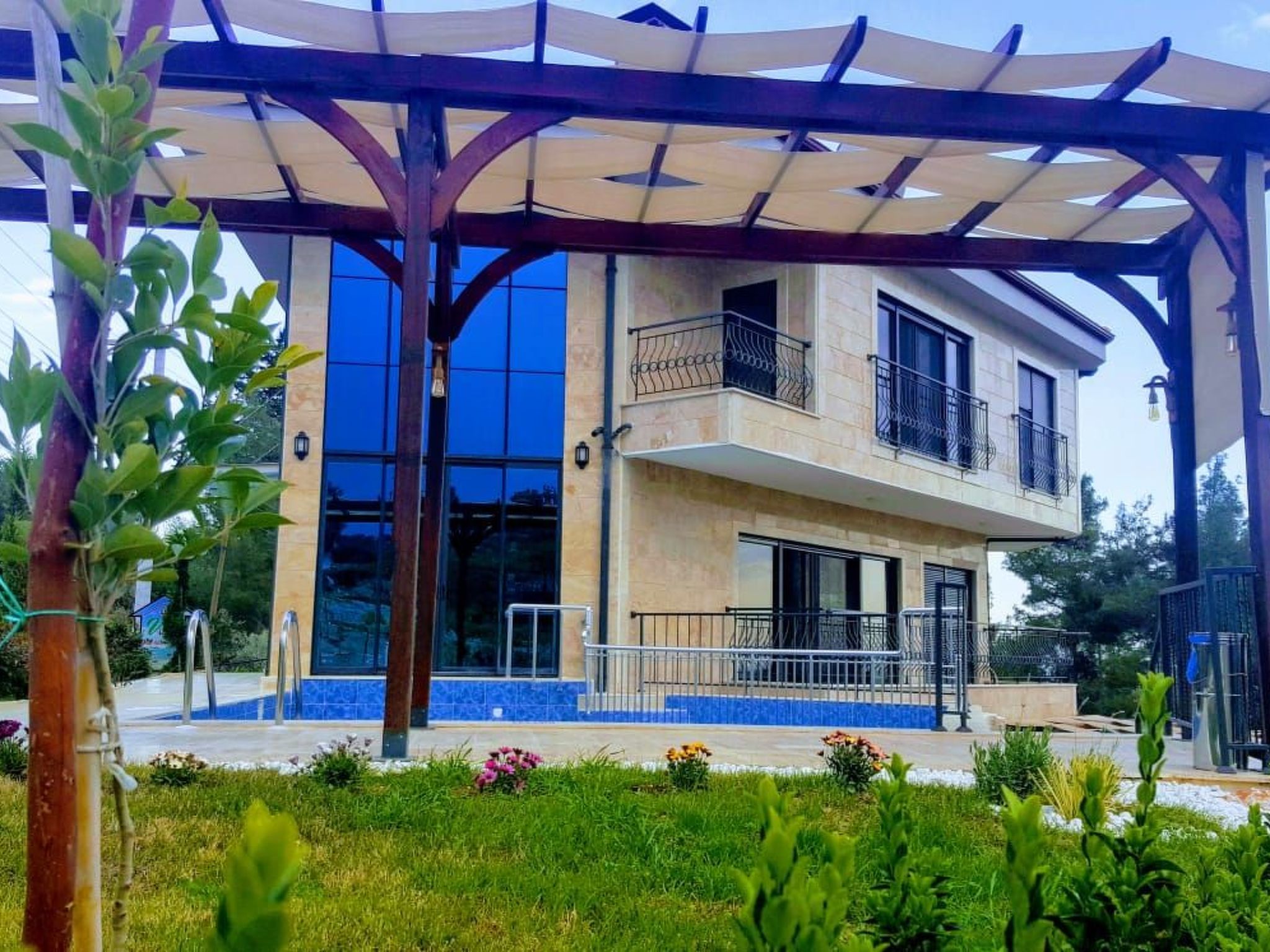 Berghütte mit eigenem Pool - Buiten