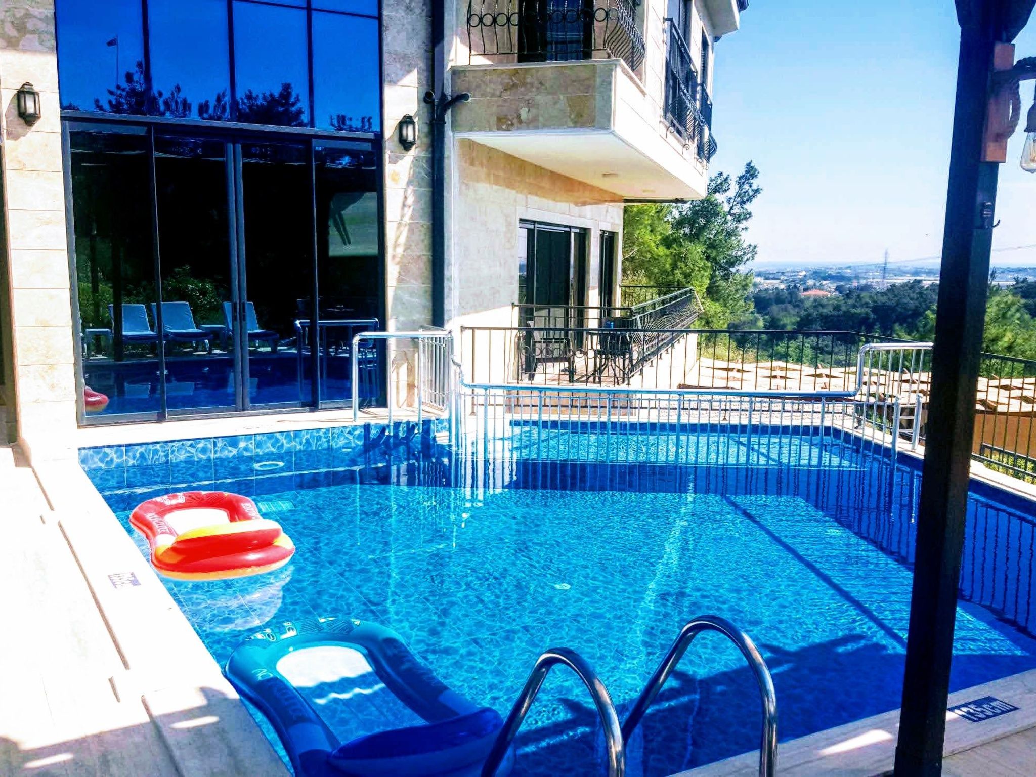 Berghütte mit eigenem Pool - Buiten