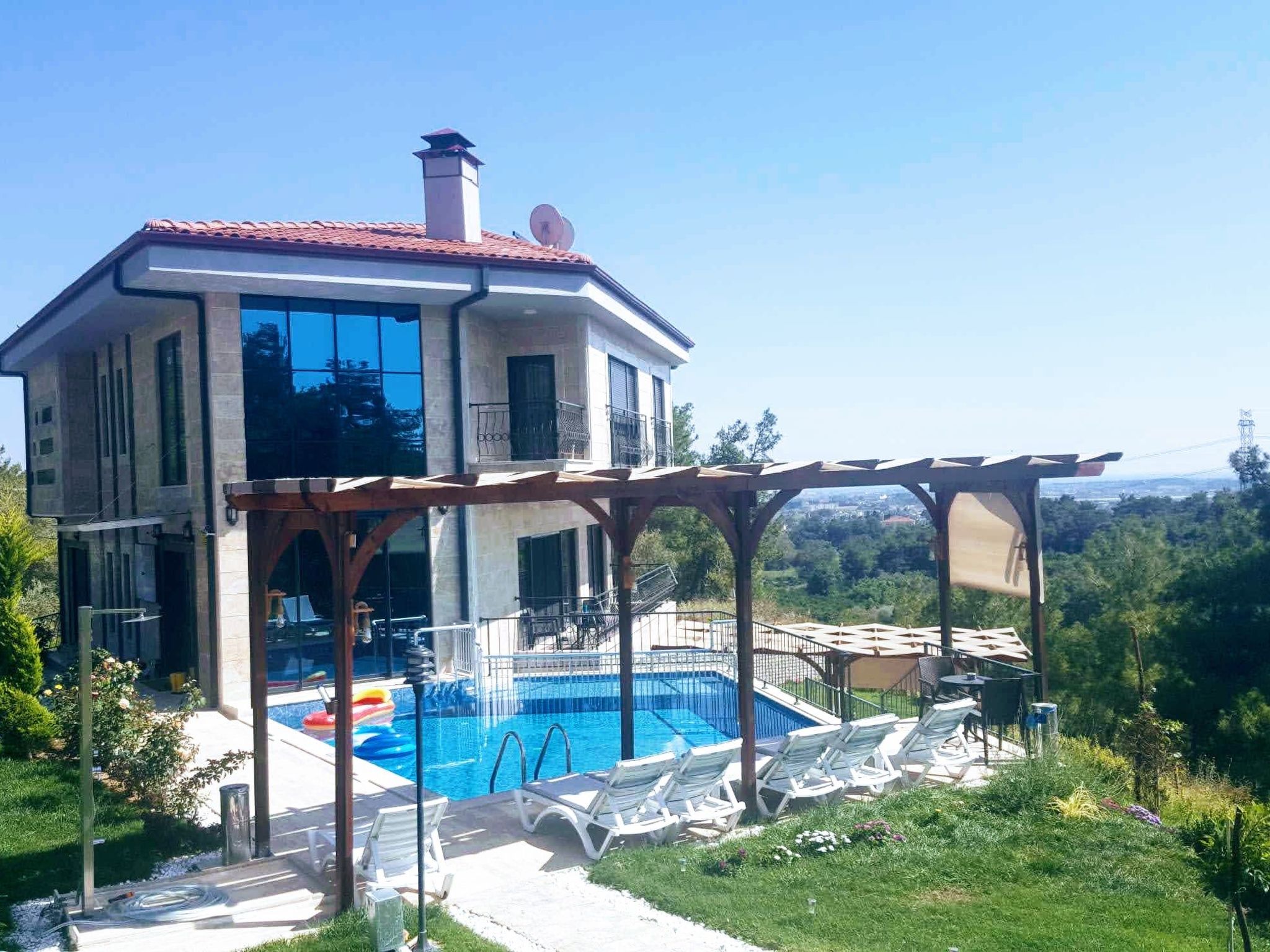 Berghütte mit eigenem Pool - Buiten