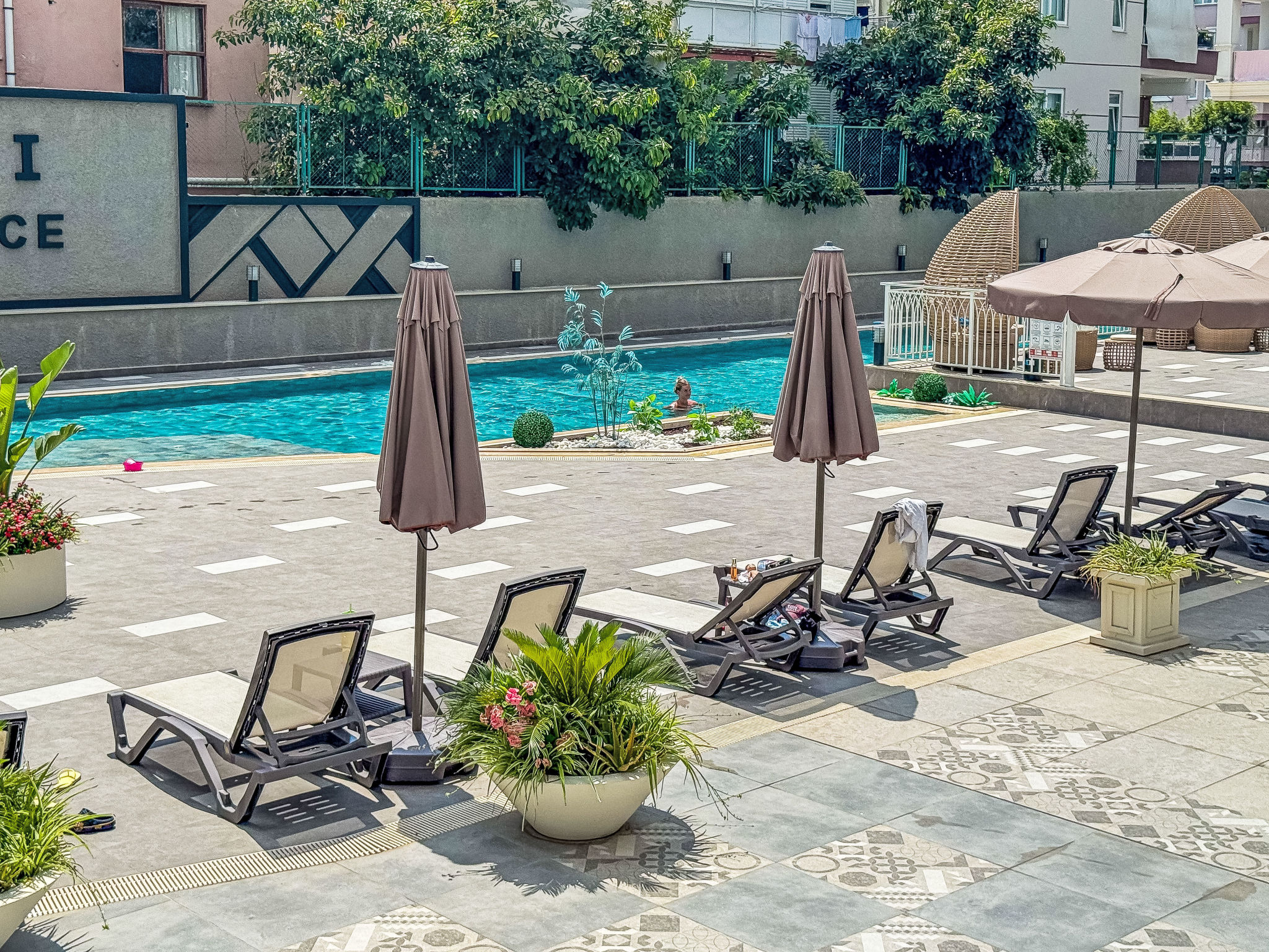 Appartement Qoople Elize B16 – Piscine extérieure, photo 9 sur 30