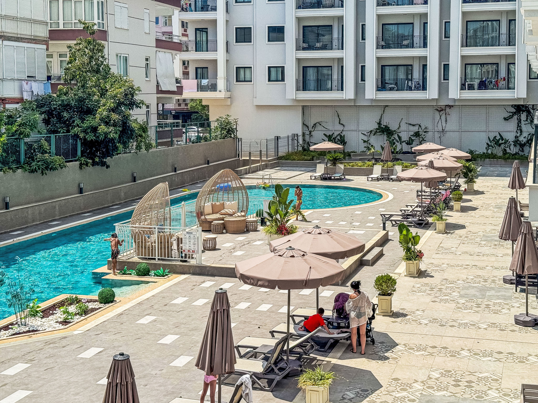 Appartement Qoople Elize B16 – Piscine extérieure, photo 19 sur 30