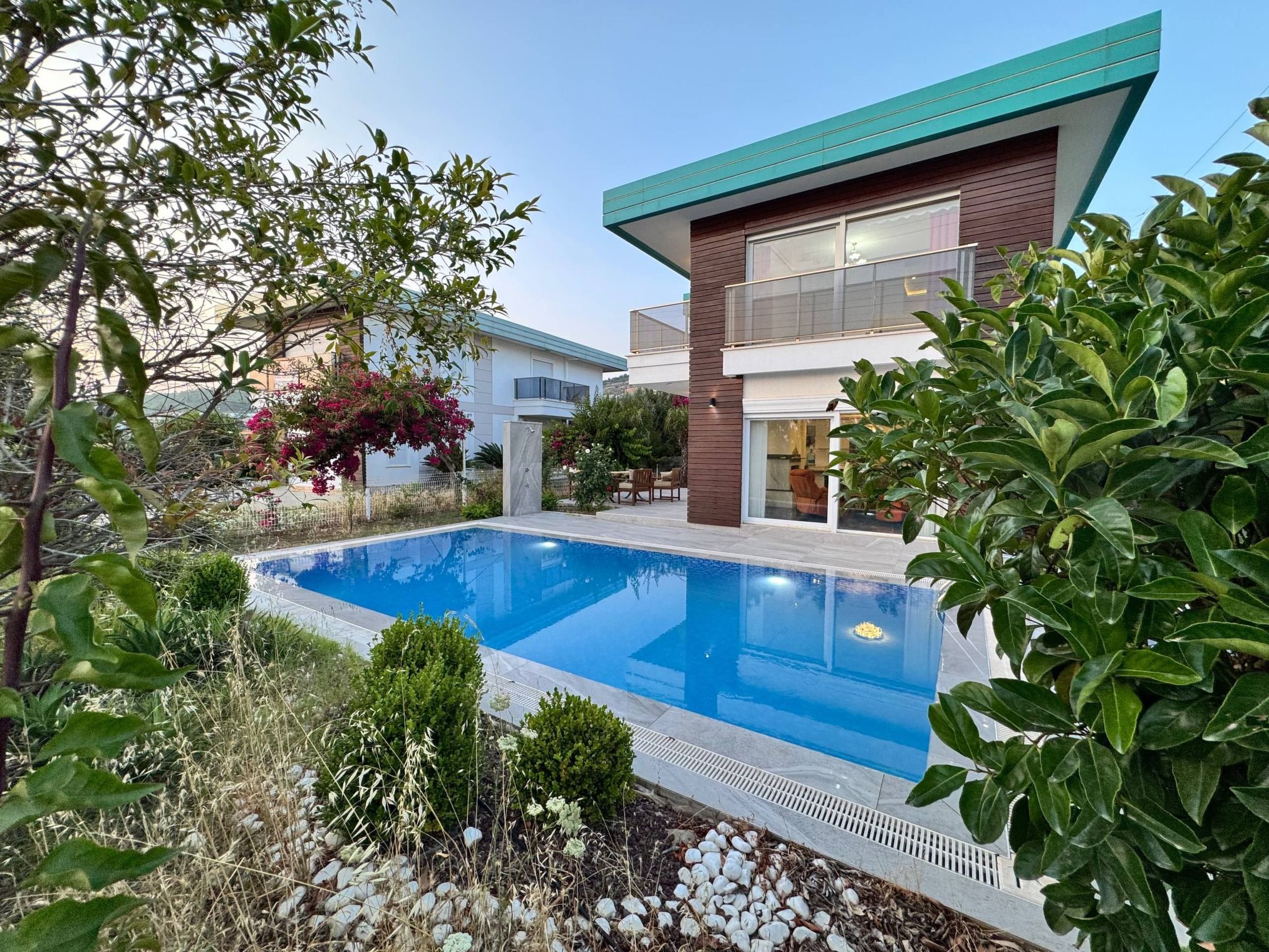 Genießen Sie Ihre sonnige Reise mit 'NarVilla'