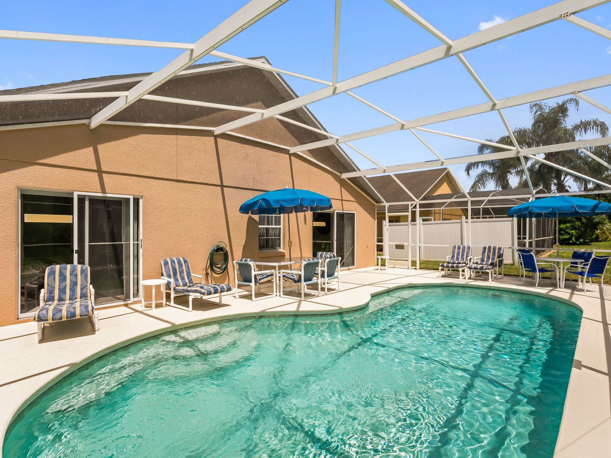 Ferienvilla mit Garten, Grill und Terrasse — Pool Outdoor (1 of 17)
