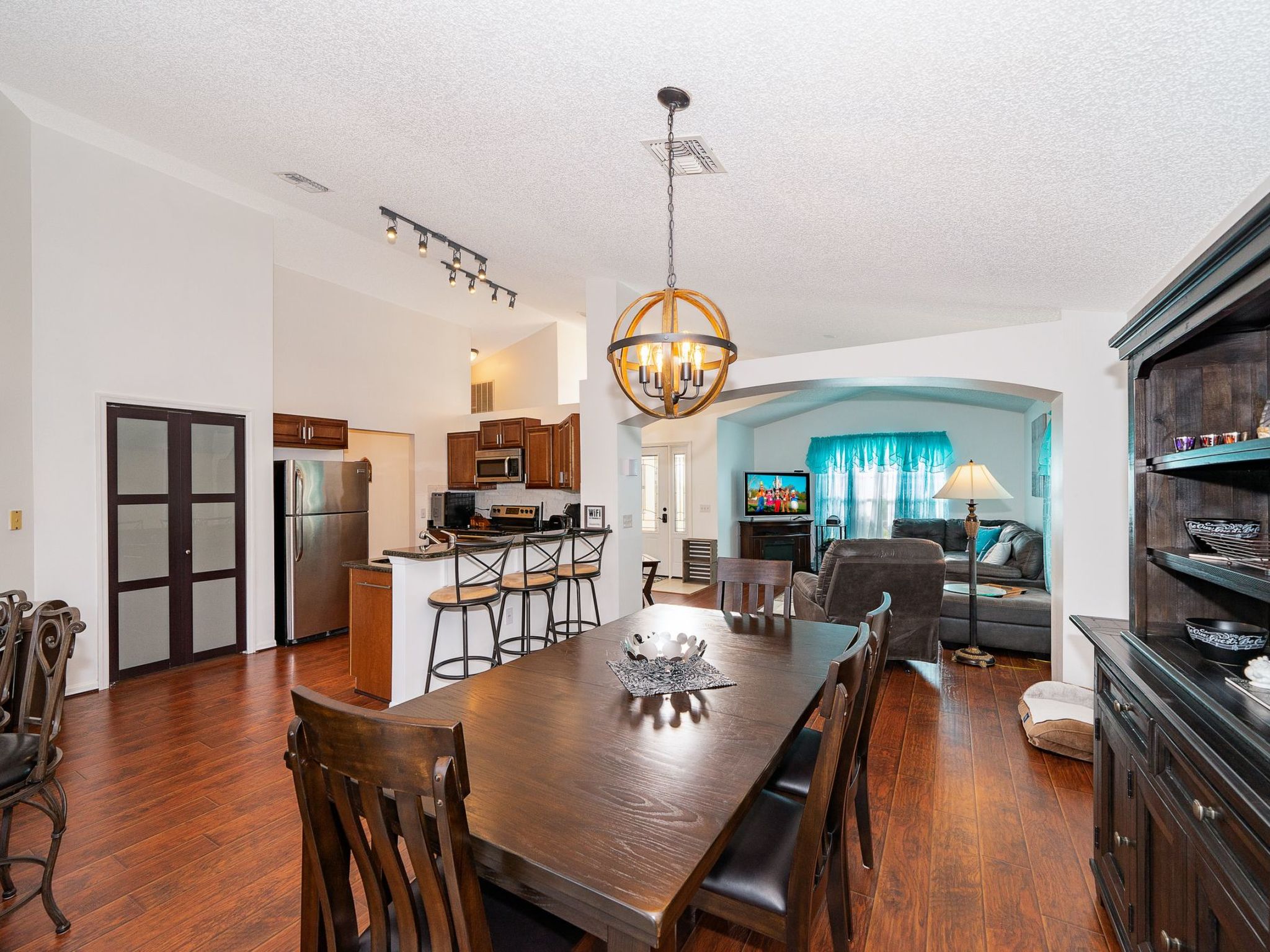 Photo of Nur wenige Minuten von Disney Pool, Spa und Seeblick