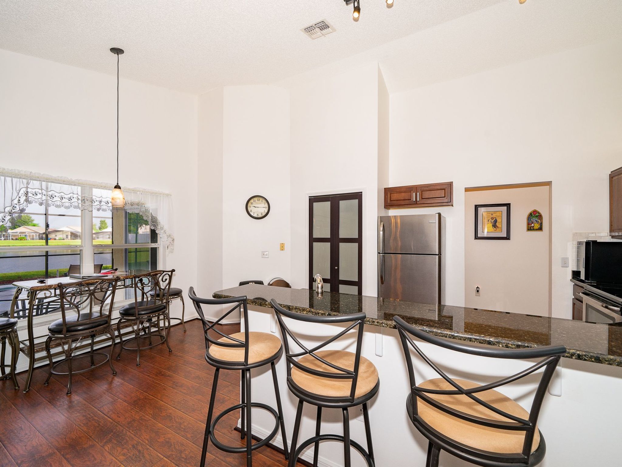 Photo of Nur wenige Minuten von Disney Pool, Spa und Seeblick