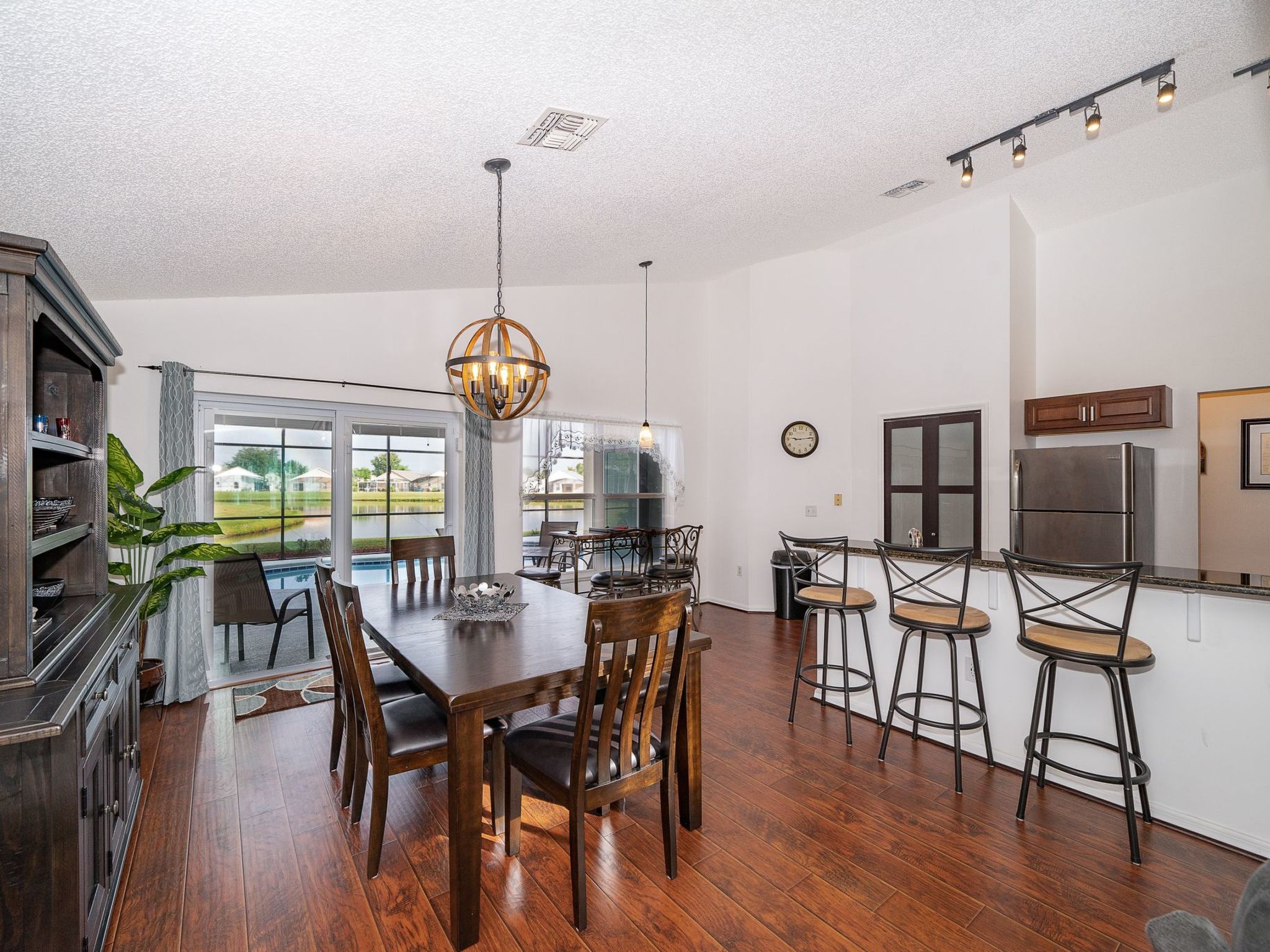 Photo of Nur wenige Minuten von Disney Pool, Spa und Seeblick