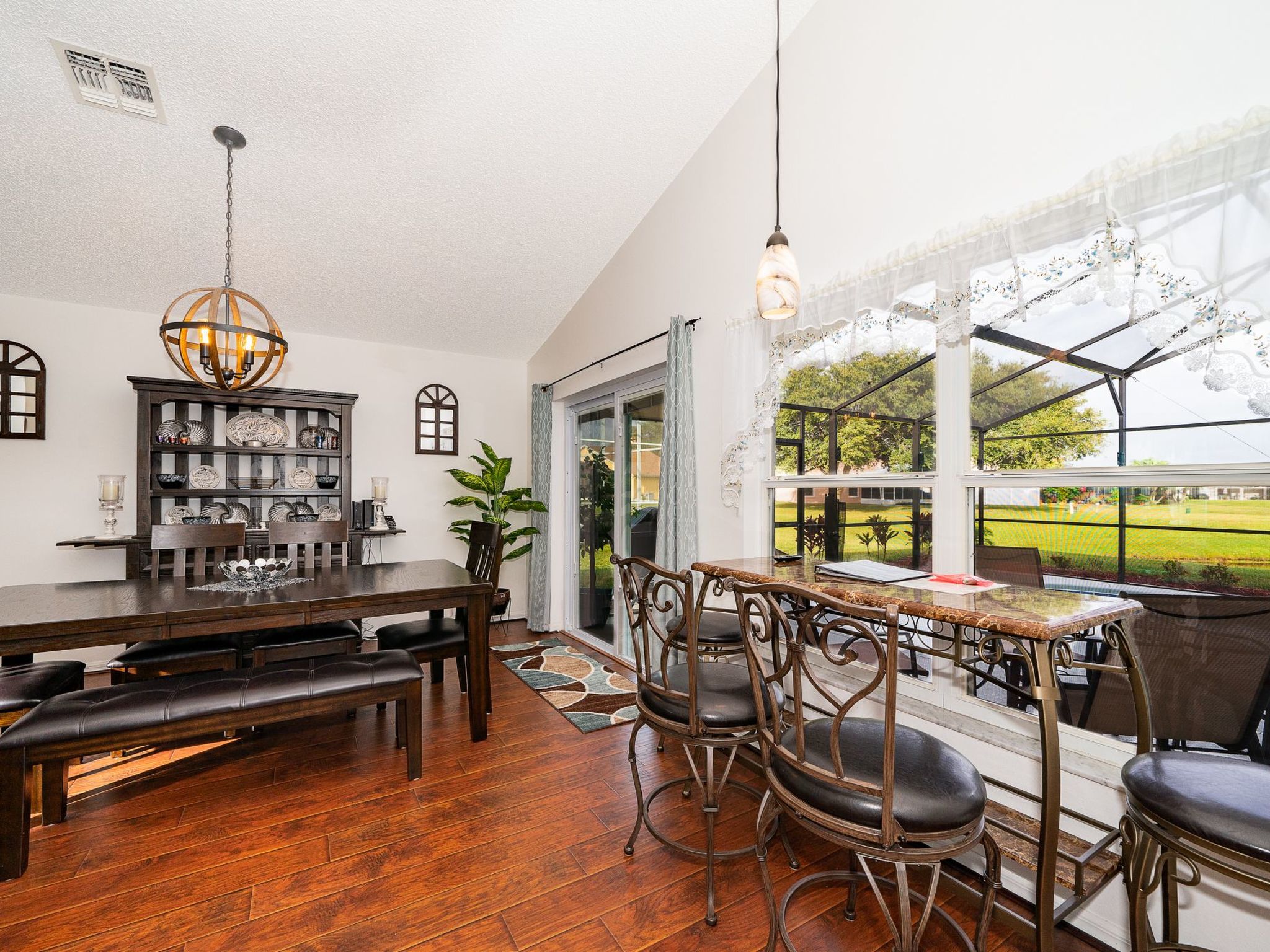 Photo of Nur wenige Minuten von Disney Pool, Spa und Seeblick