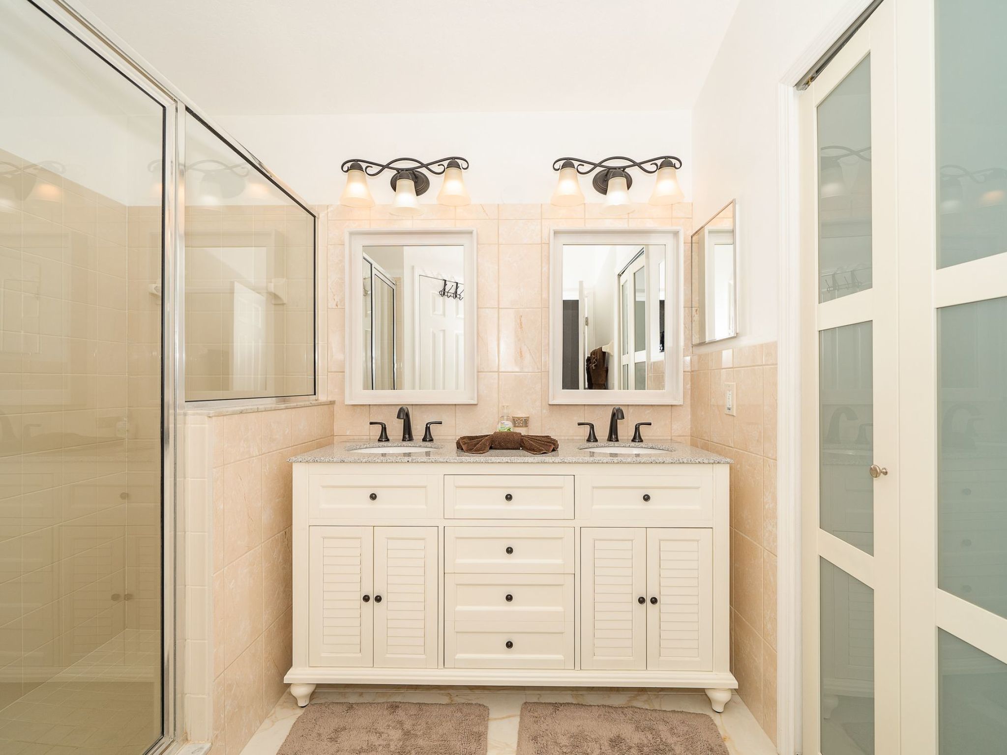 Photo of Nur wenige Minuten von Disney Pool, Spa und Seeblick