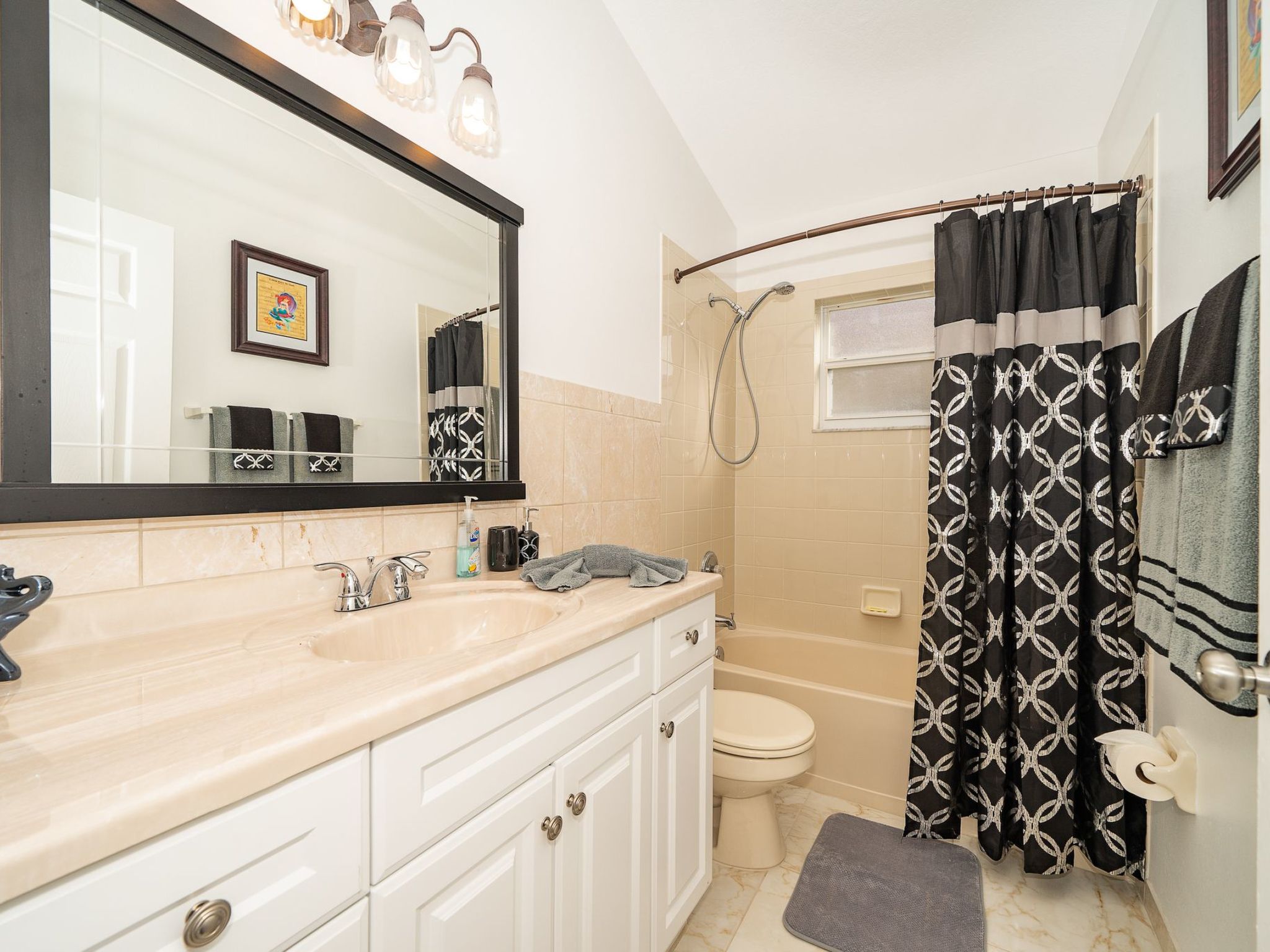 Photo of Nur wenige Minuten von Disney Pool, Spa und Seeblick