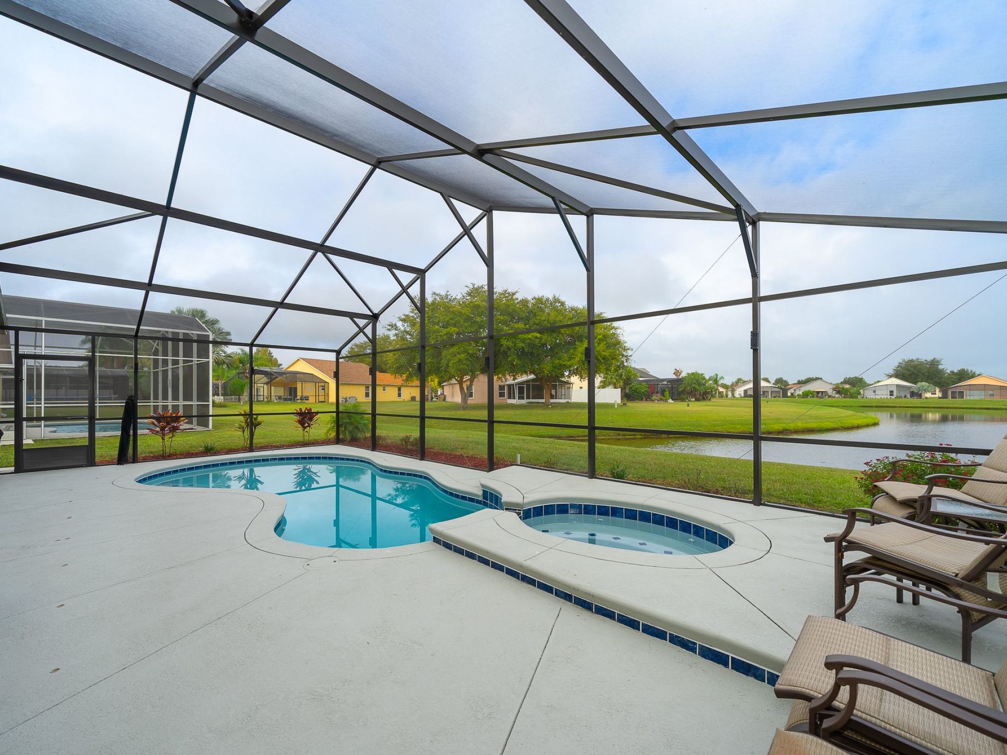 Photo of Nur wenige Minuten von Disney Pool, Spa und Seeblick