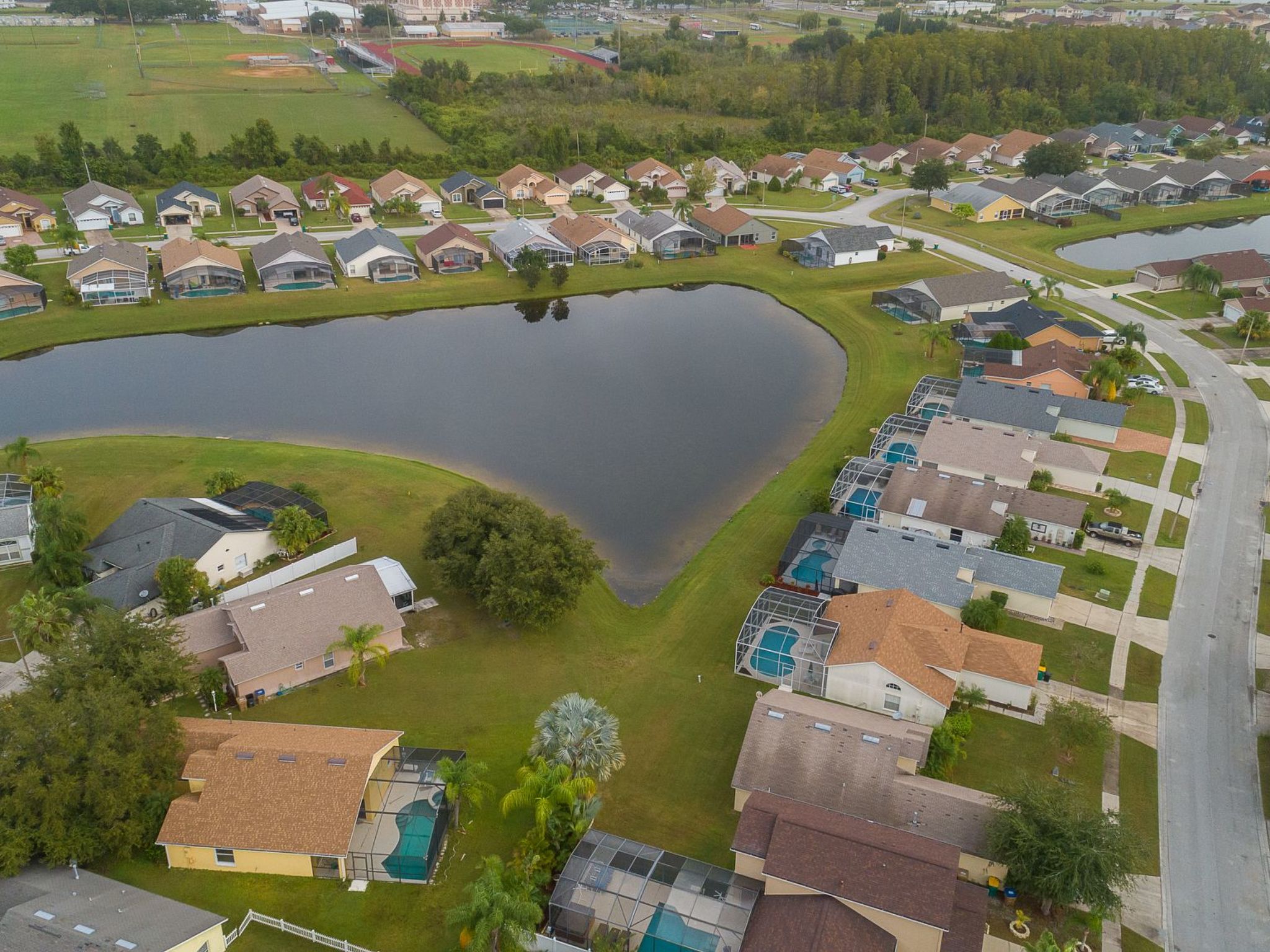 Photo of Nur wenige Minuten von Disney Pool, Spa und Seeblick