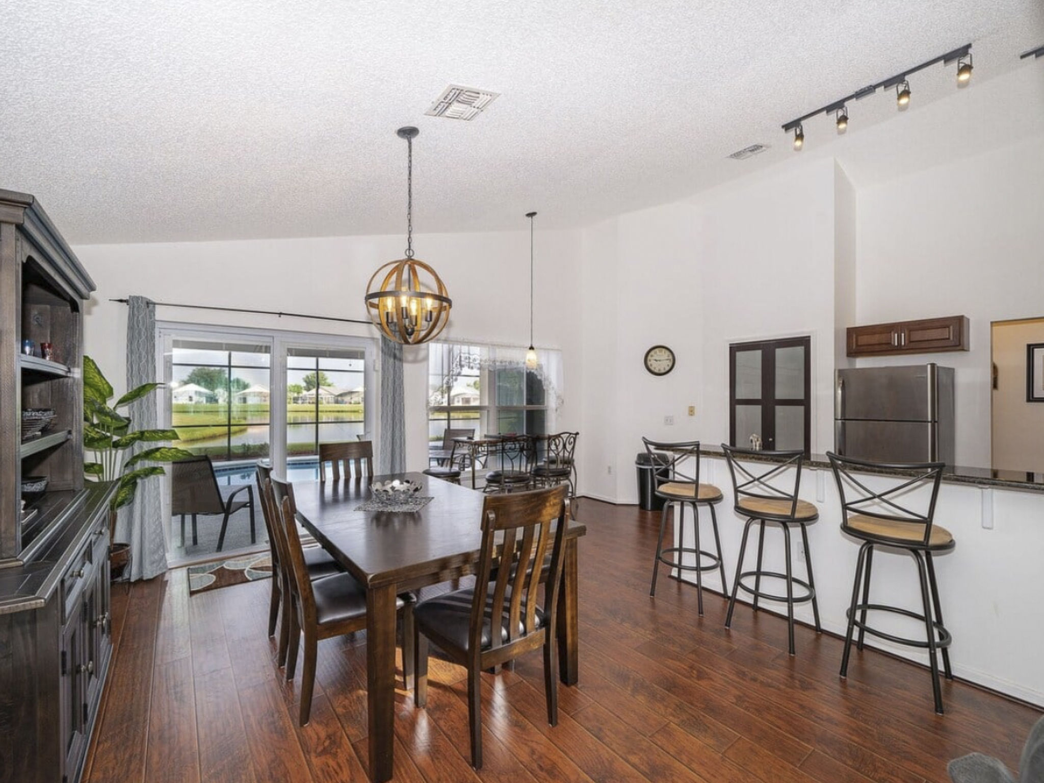 Photo of Nur wenige Minuten von Disney Pool, Spa und Seeblick