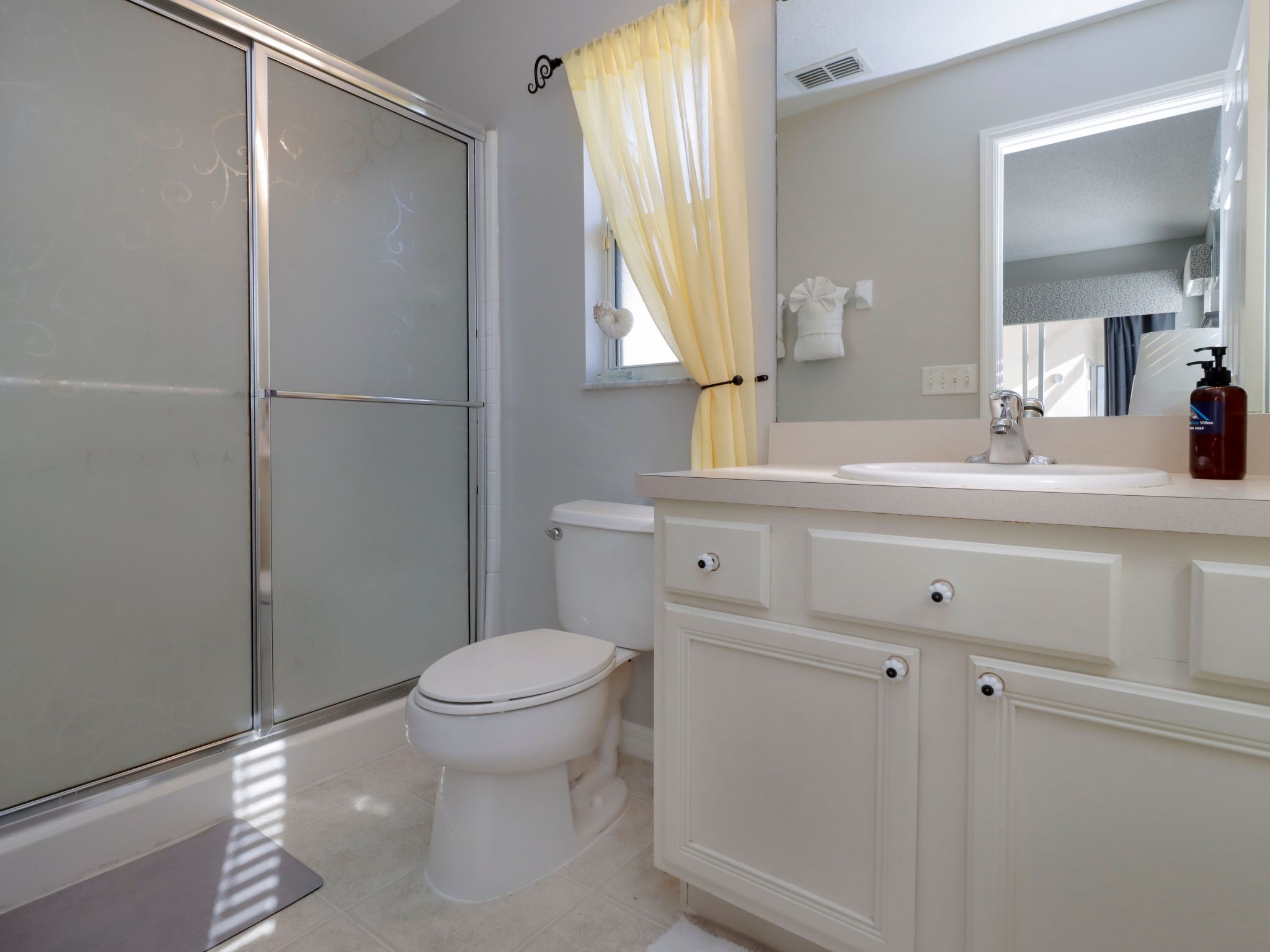 Photo of 4-Schlafzimmer-Ferienhaus mit Whirlpool