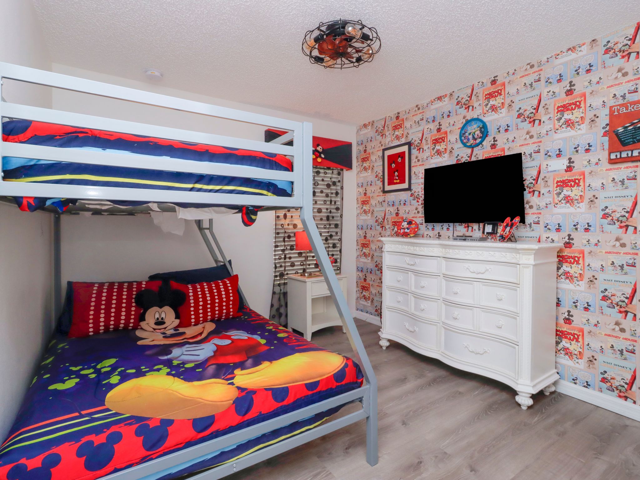 Photo of 4-Schlafzimmer-Ferienhaus mit Whirlpool