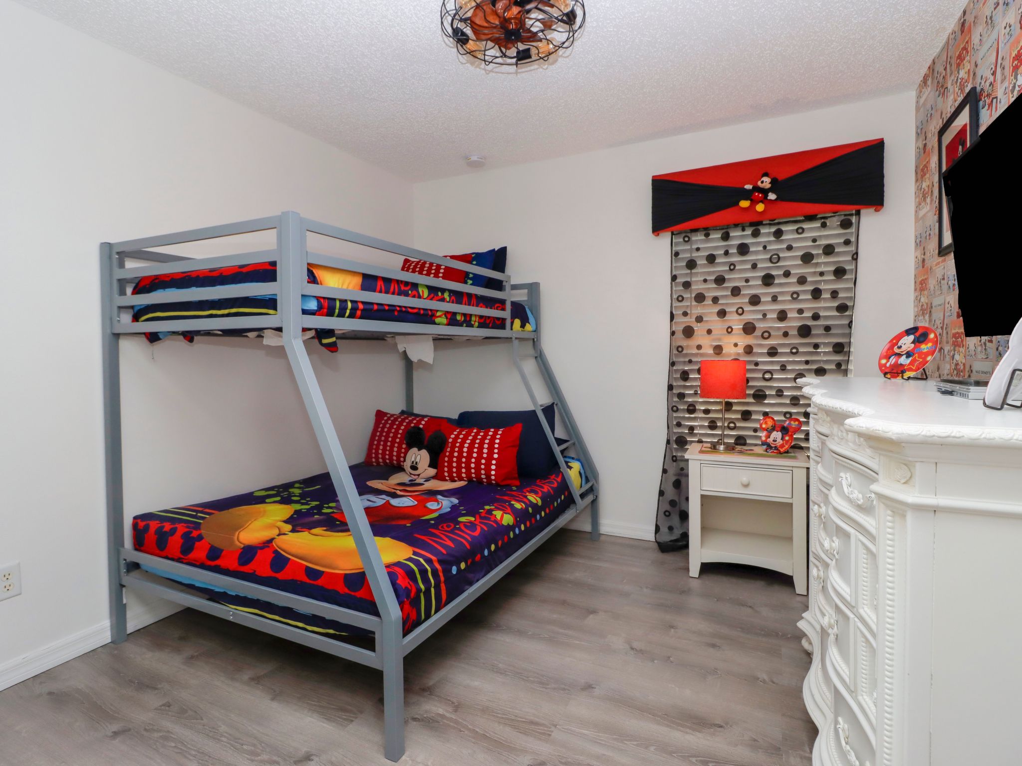 Photo of 4-Schlafzimmer-Ferienhaus mit Whirlpool