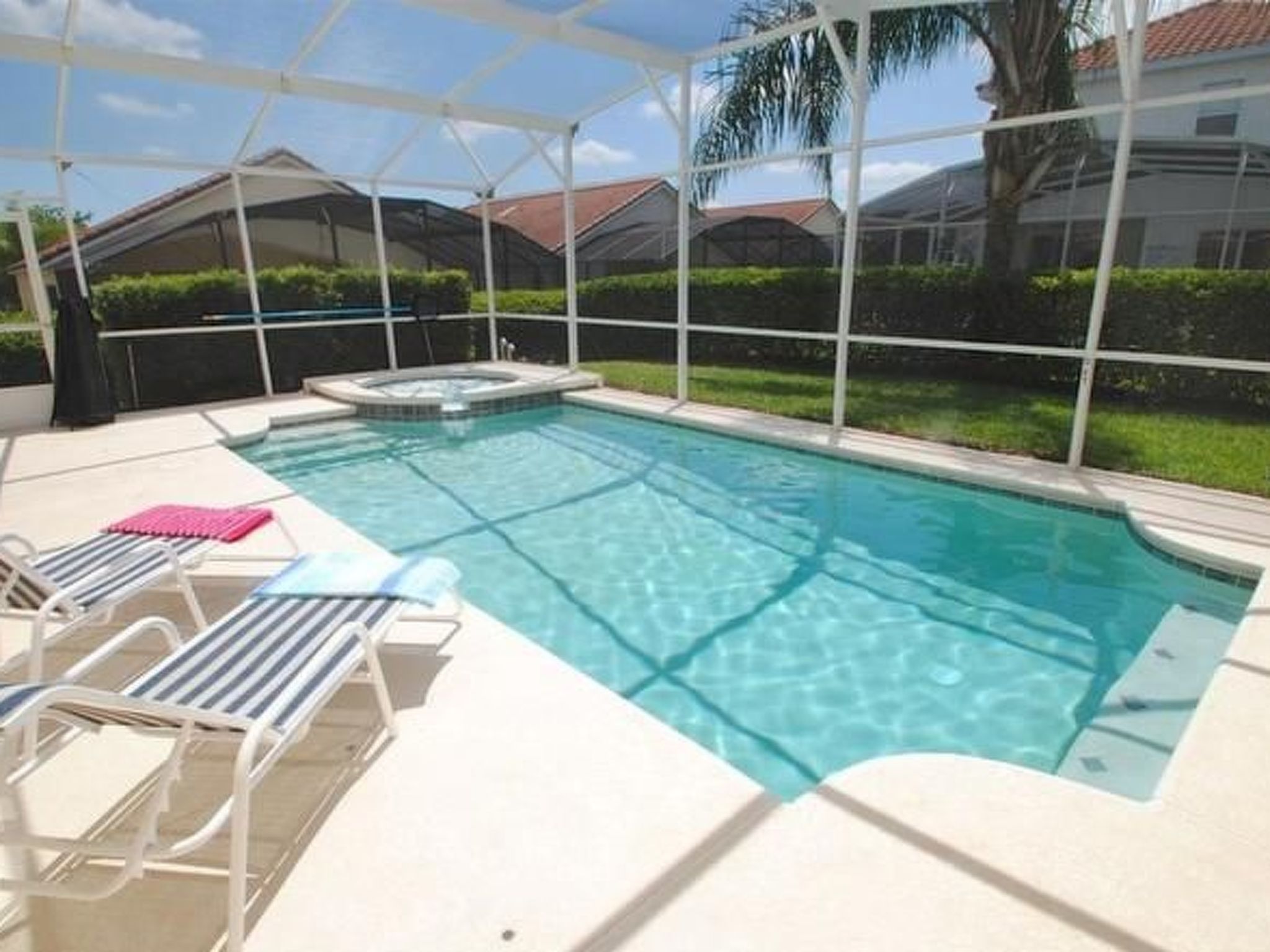 Photo of Geräumige Familienvilla mit privatem Pool und Spa in Südwestlage