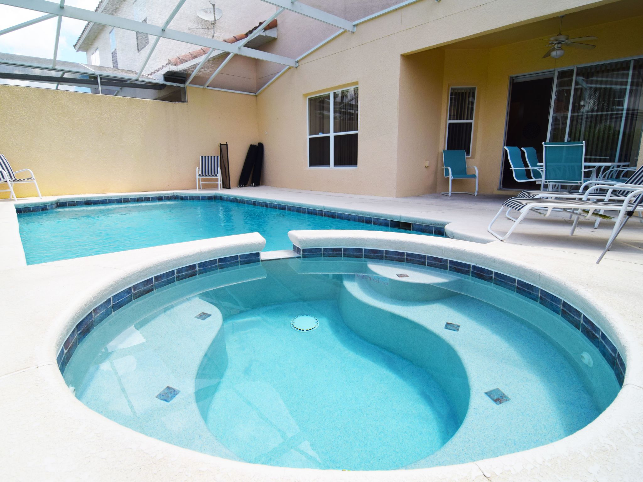 Photo of Geräumige Familienvilla mit privatem Pool und Spa in Südwestlage