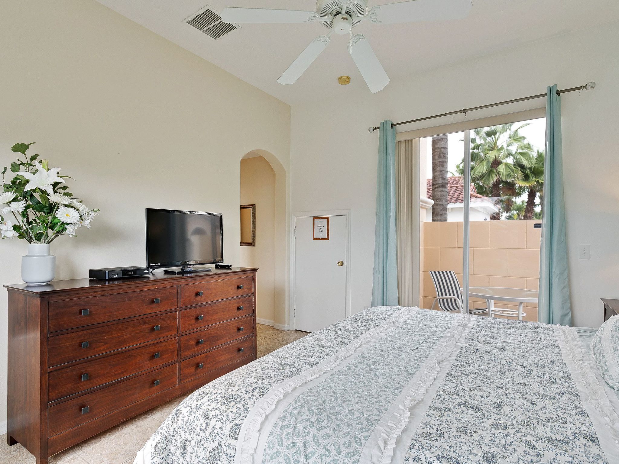 Photo of Geräumige Familienvilla mit privatem Pool und Spa in Südwestlage