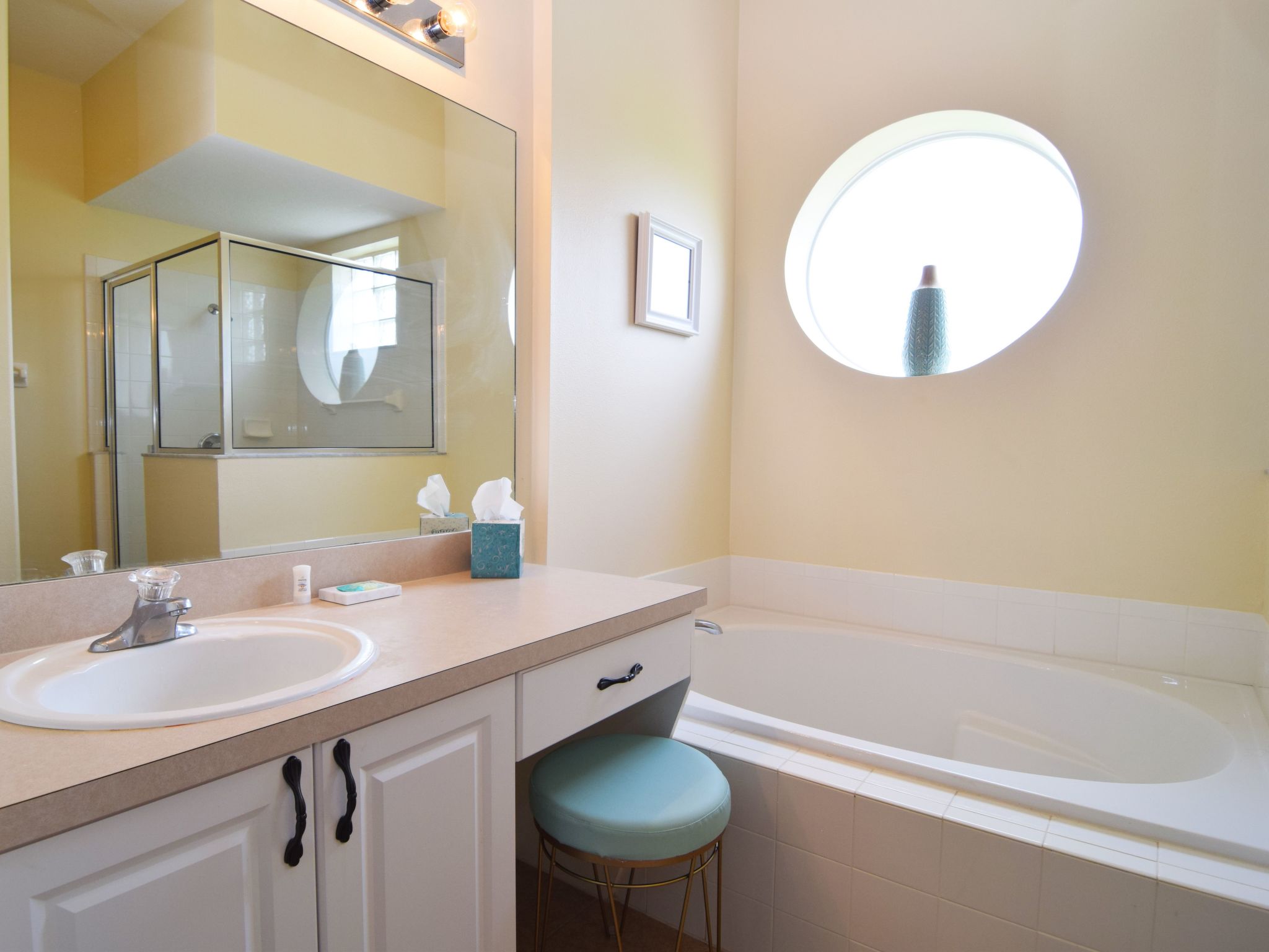 Photo of Geräumige Familienvilla mit privatem Pool und Spa in Südwestlage