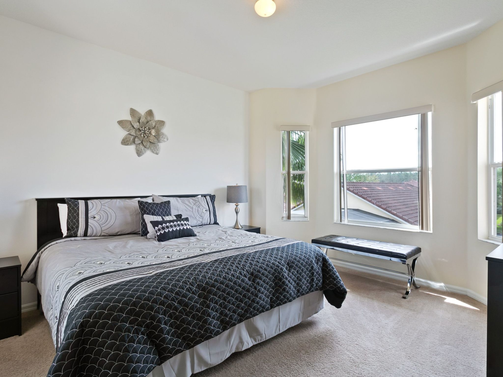 Photo of Geräumige Familienvilla mit privatem Pool und Spa in Südwestlage