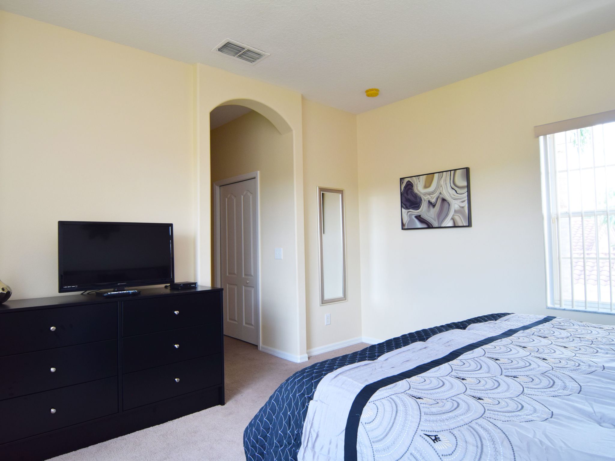 Photo of Geräumige Familienvilla mit privatem Pool und Spa in Südwestlage