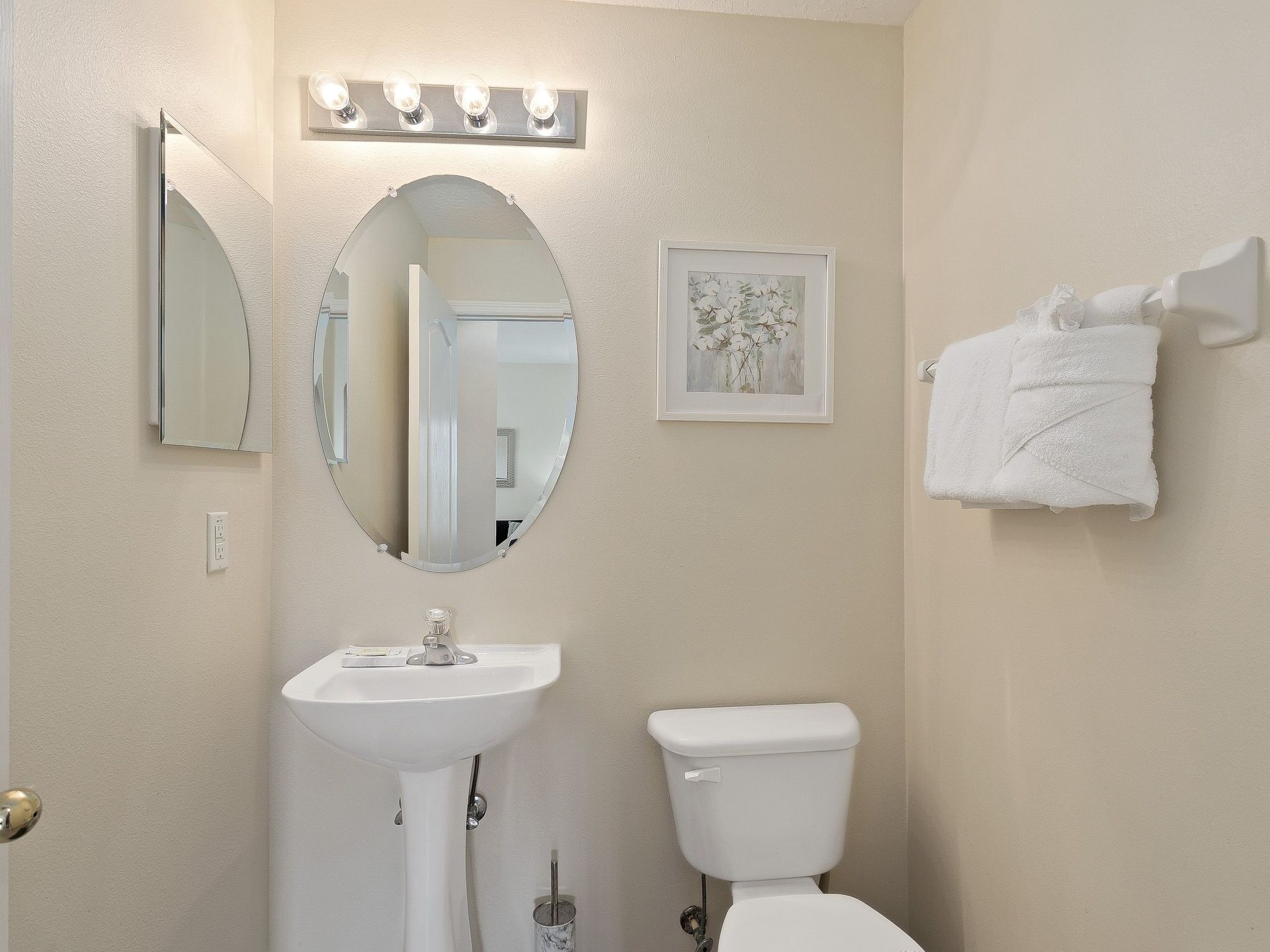 Photo of Geräumige Familienvilla mit privatem Pool und Spa in Südwestlage