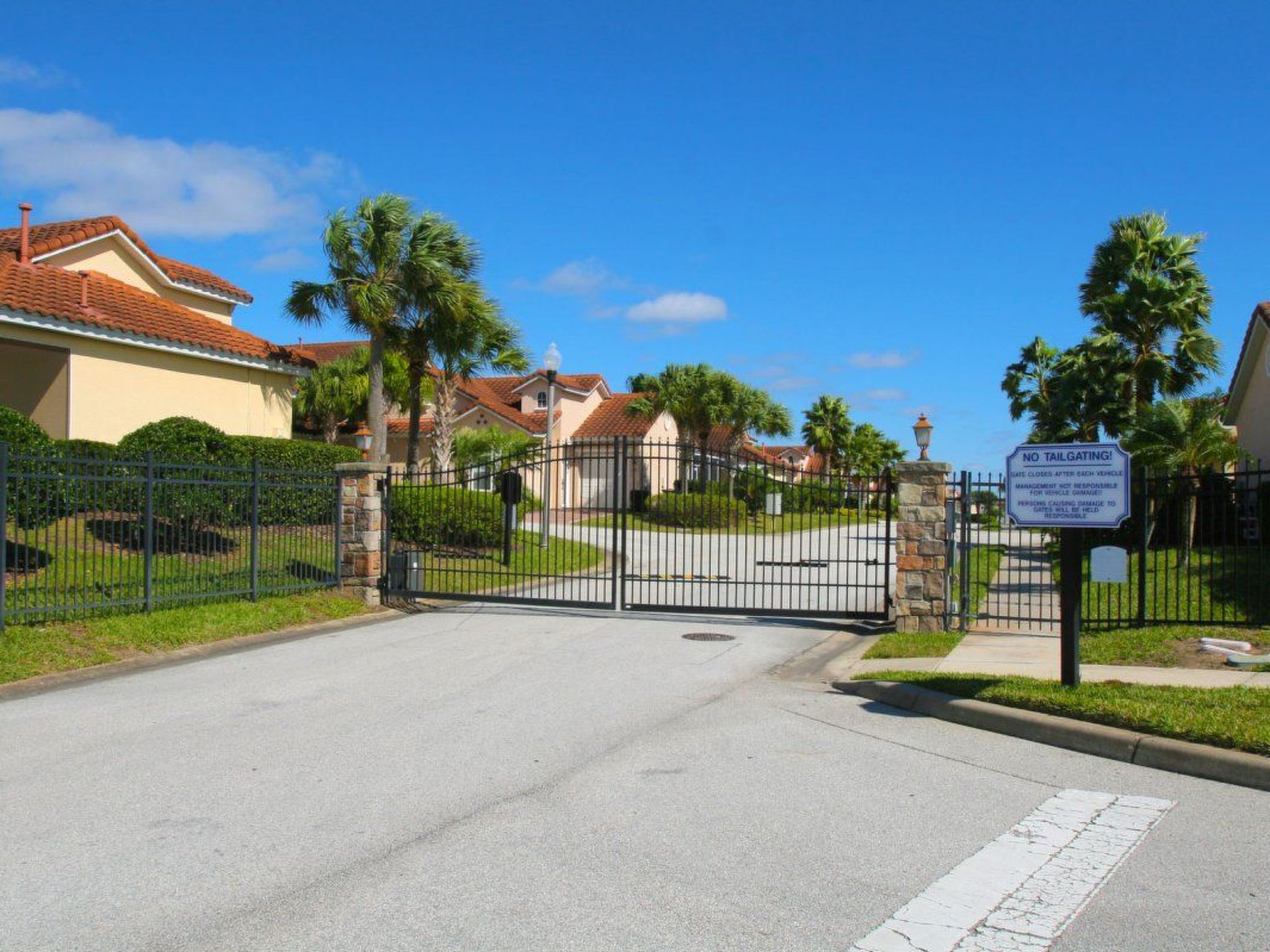Photo of Geräumige Familienvilla mit privatem Pool und Spa in Südwestlage