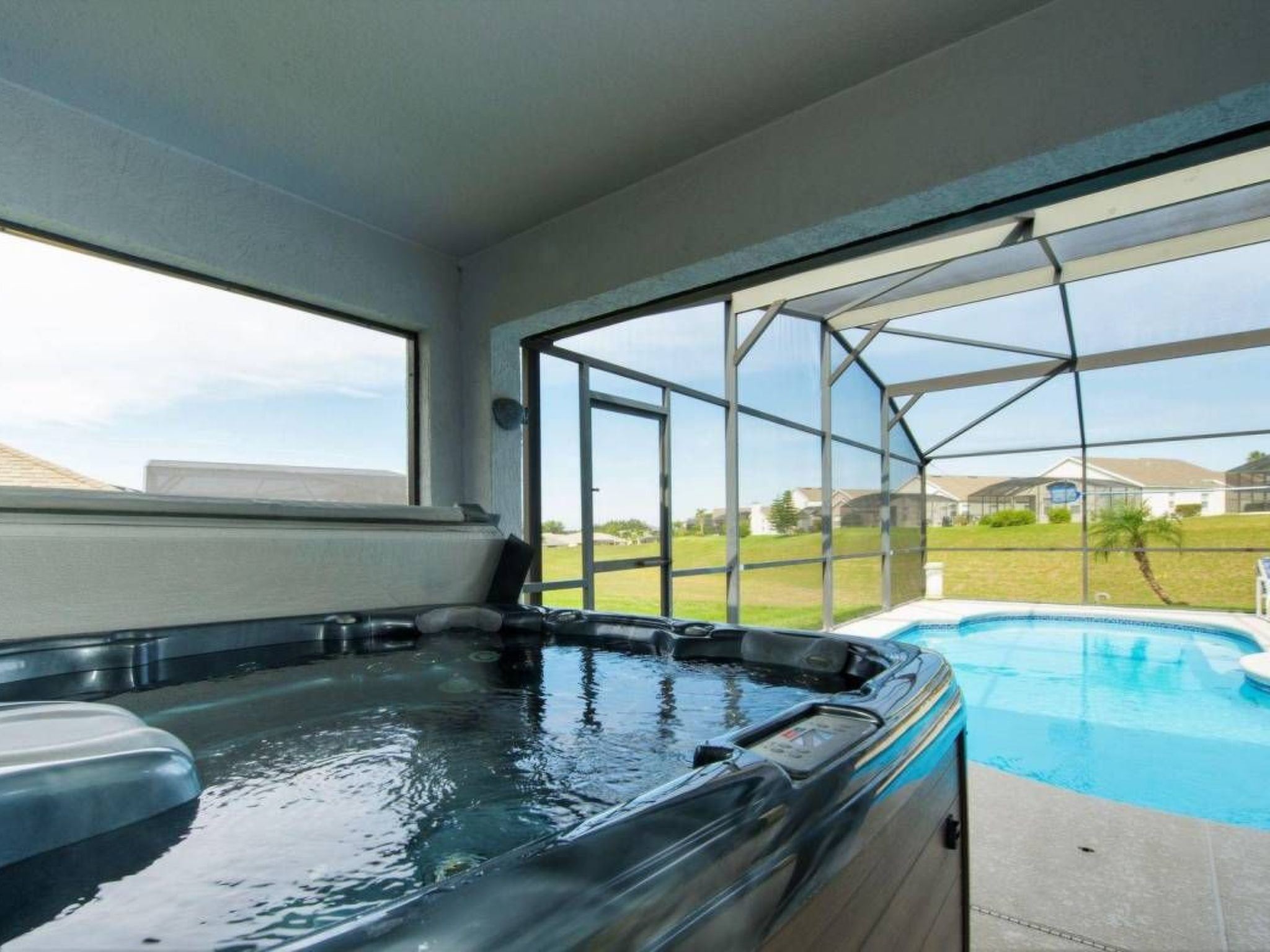 Photo of Sonniger Privatpool mit freistehendem Whirlpool und Filmraum