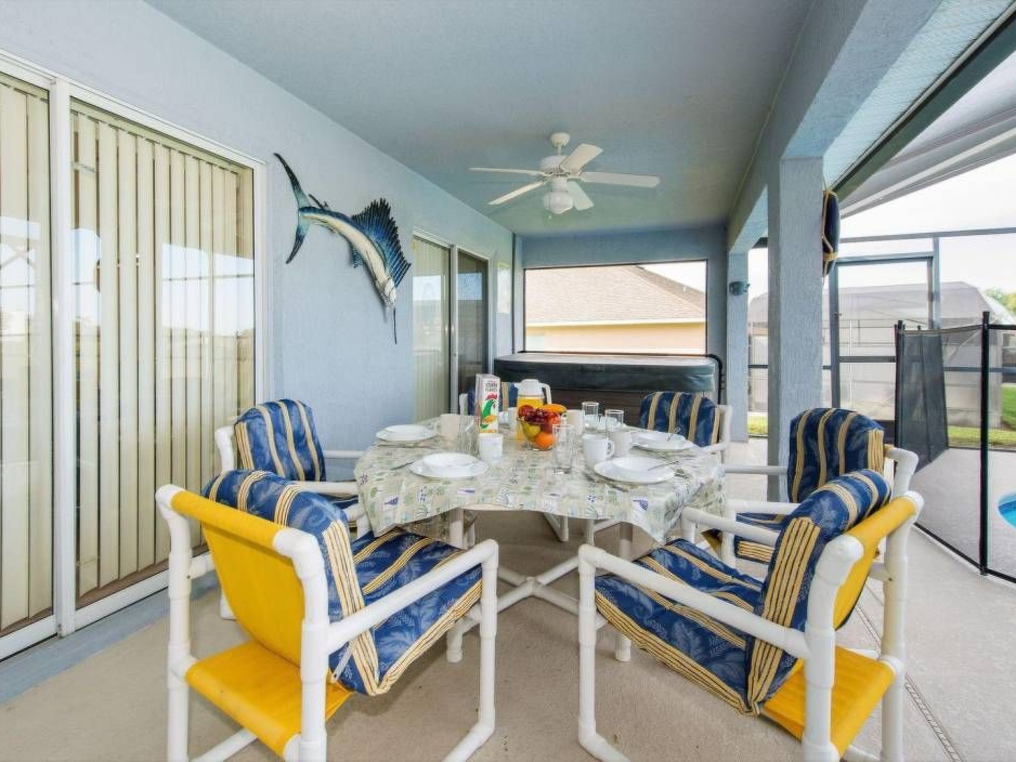 Photo of Sonniger Privatpool mit freistehendem Whirlpool und Filmraum