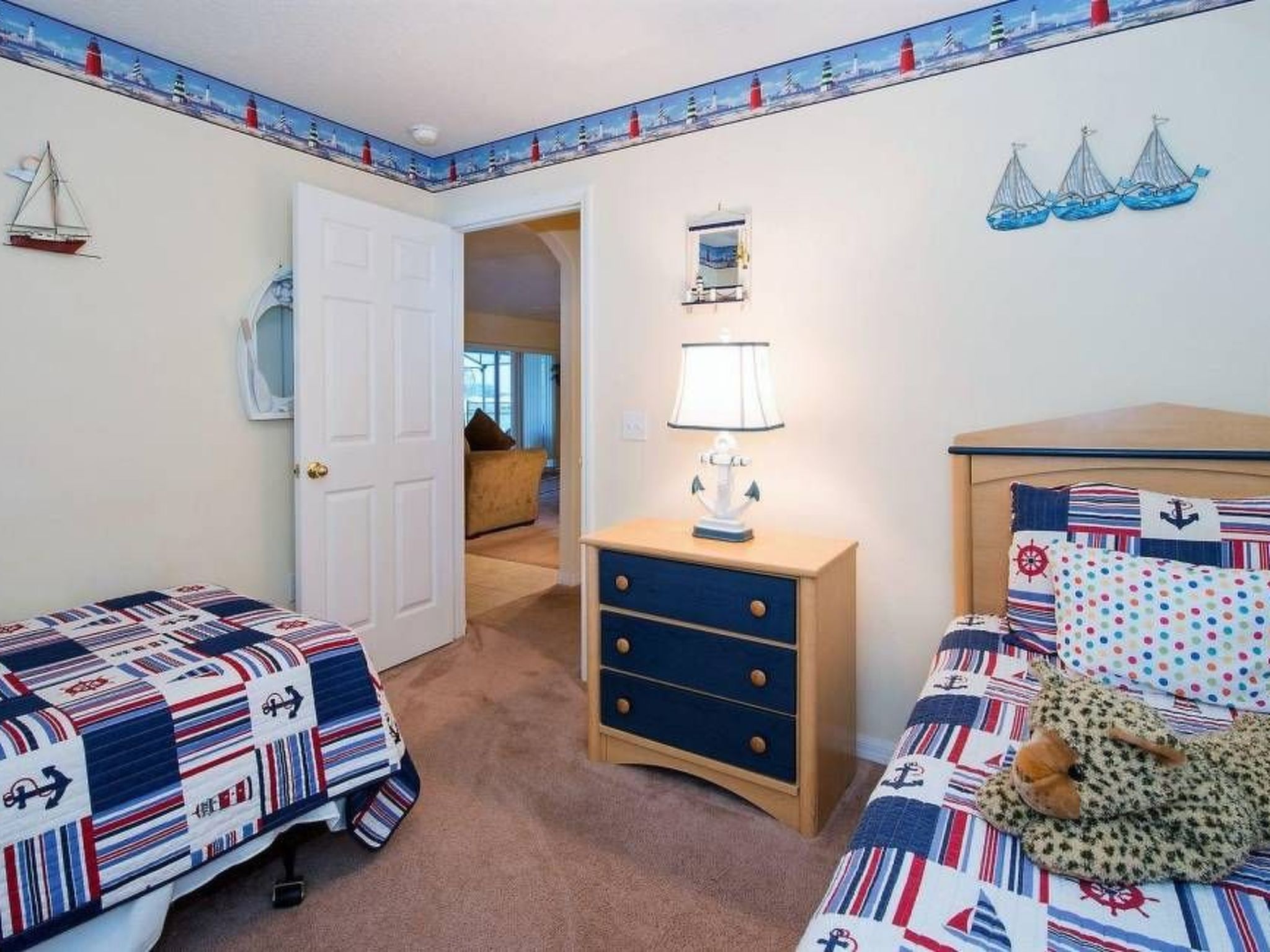 Photo of Sonniger Privatpool mit freistehendem Whirlpool und Filmraum