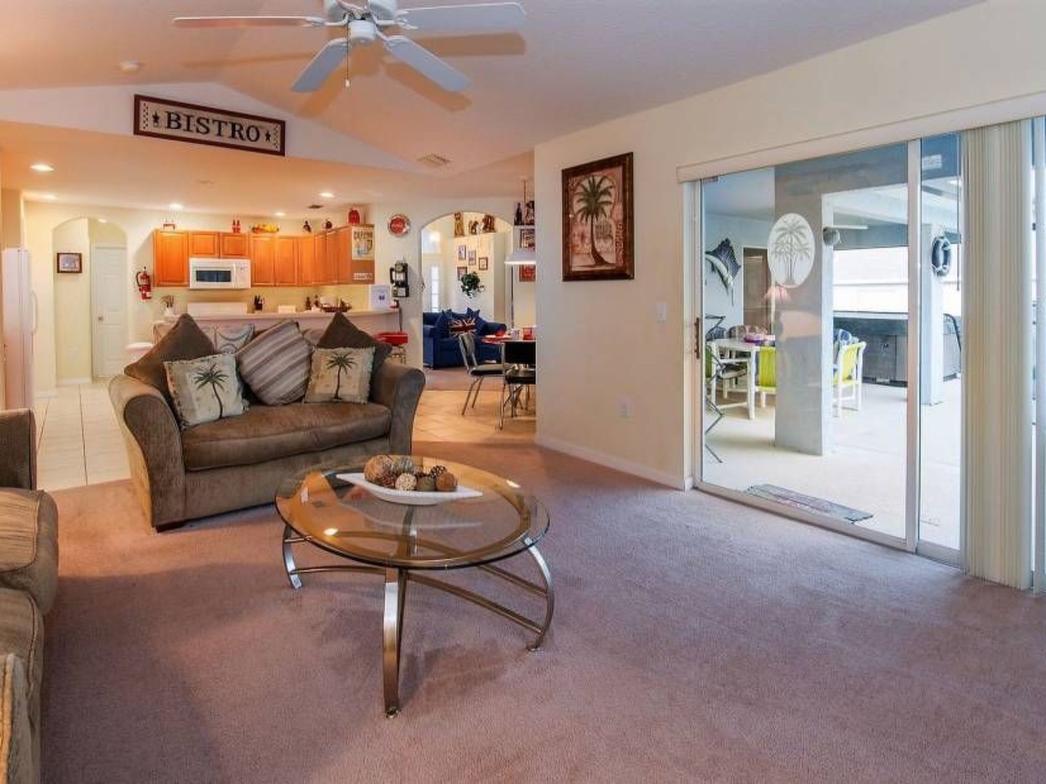 Photo of Sonniger Privatpool mit freistehendem Whirlpool und Filmraum