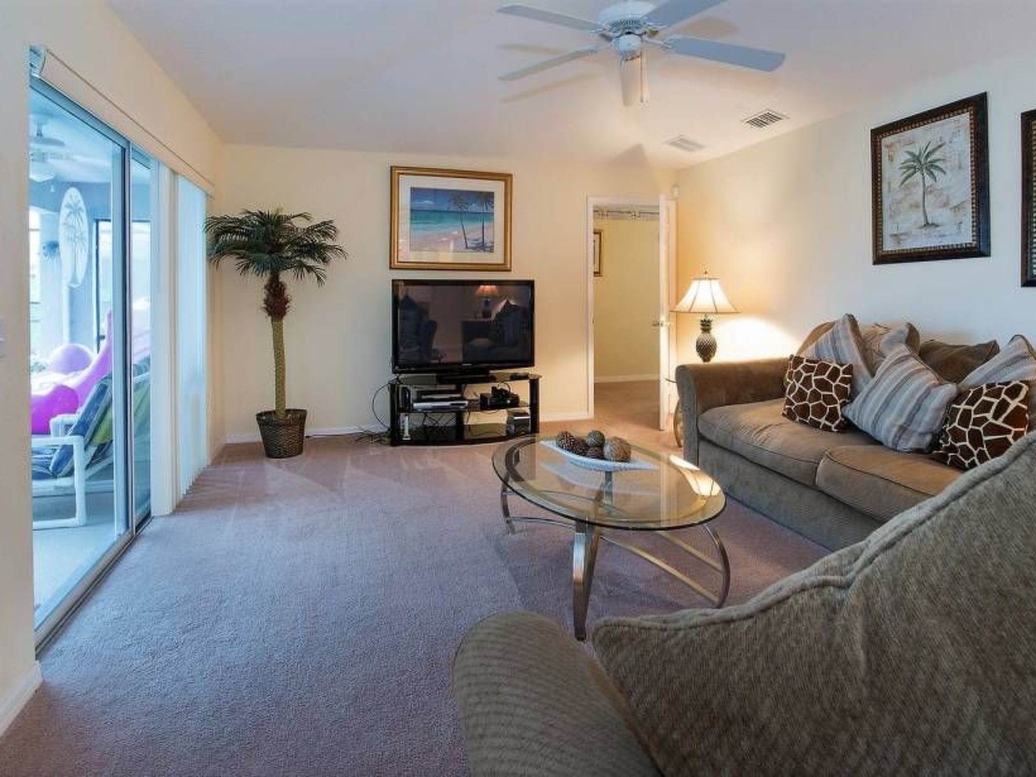 Photo of Sonniger Privatpool mit freistehendem Whirlpool und Filmraum