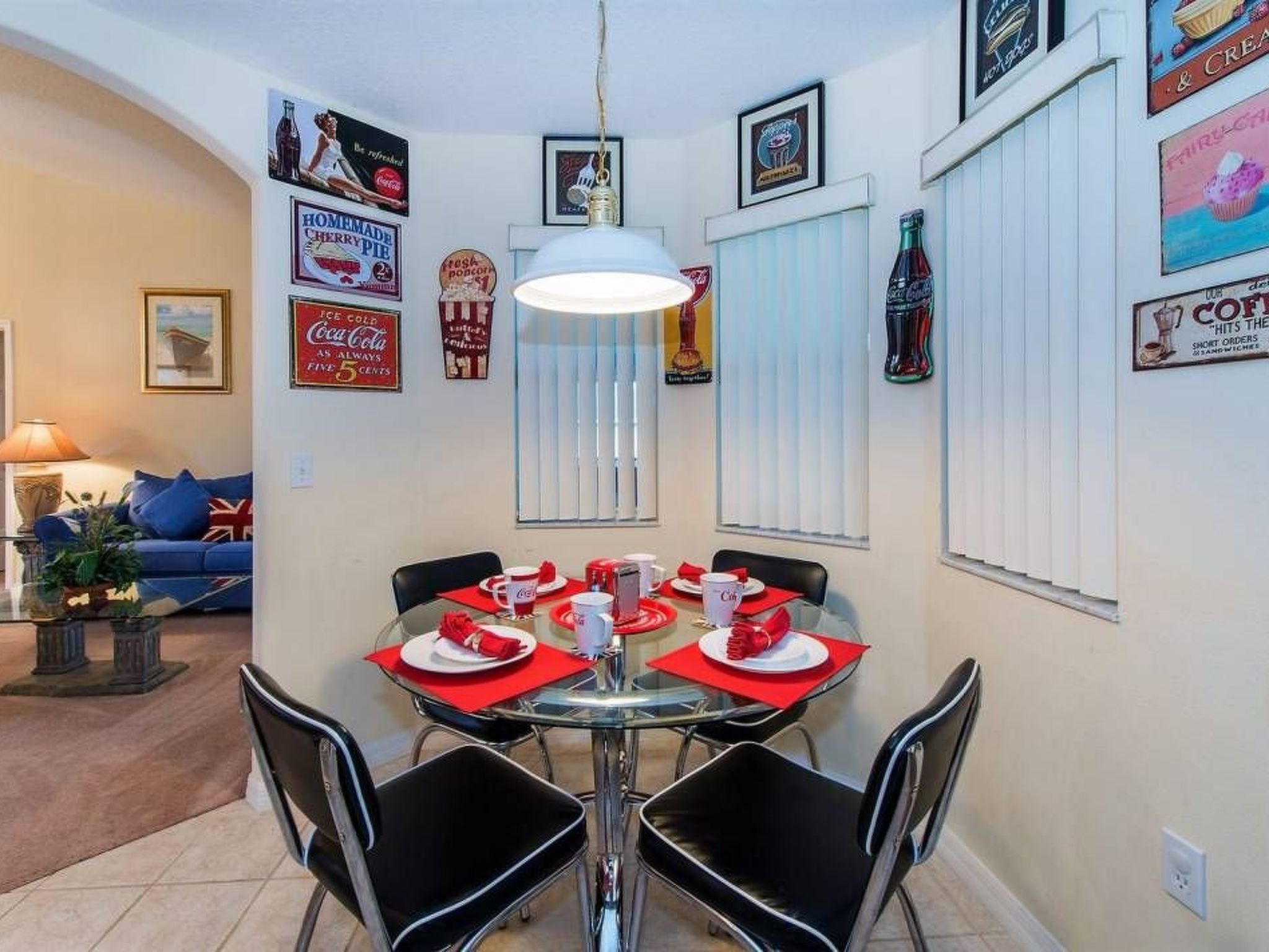 Photo of Sonniger Privatpool mit freistehendem Whirlpool und Filmraum