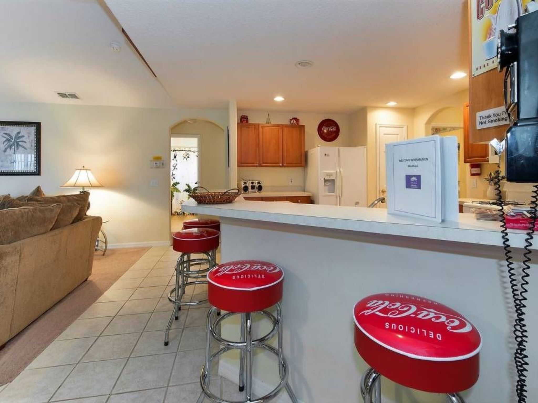 Photo of Sonniger Privatpool mit freistehendem Whirlpool und Filmraum