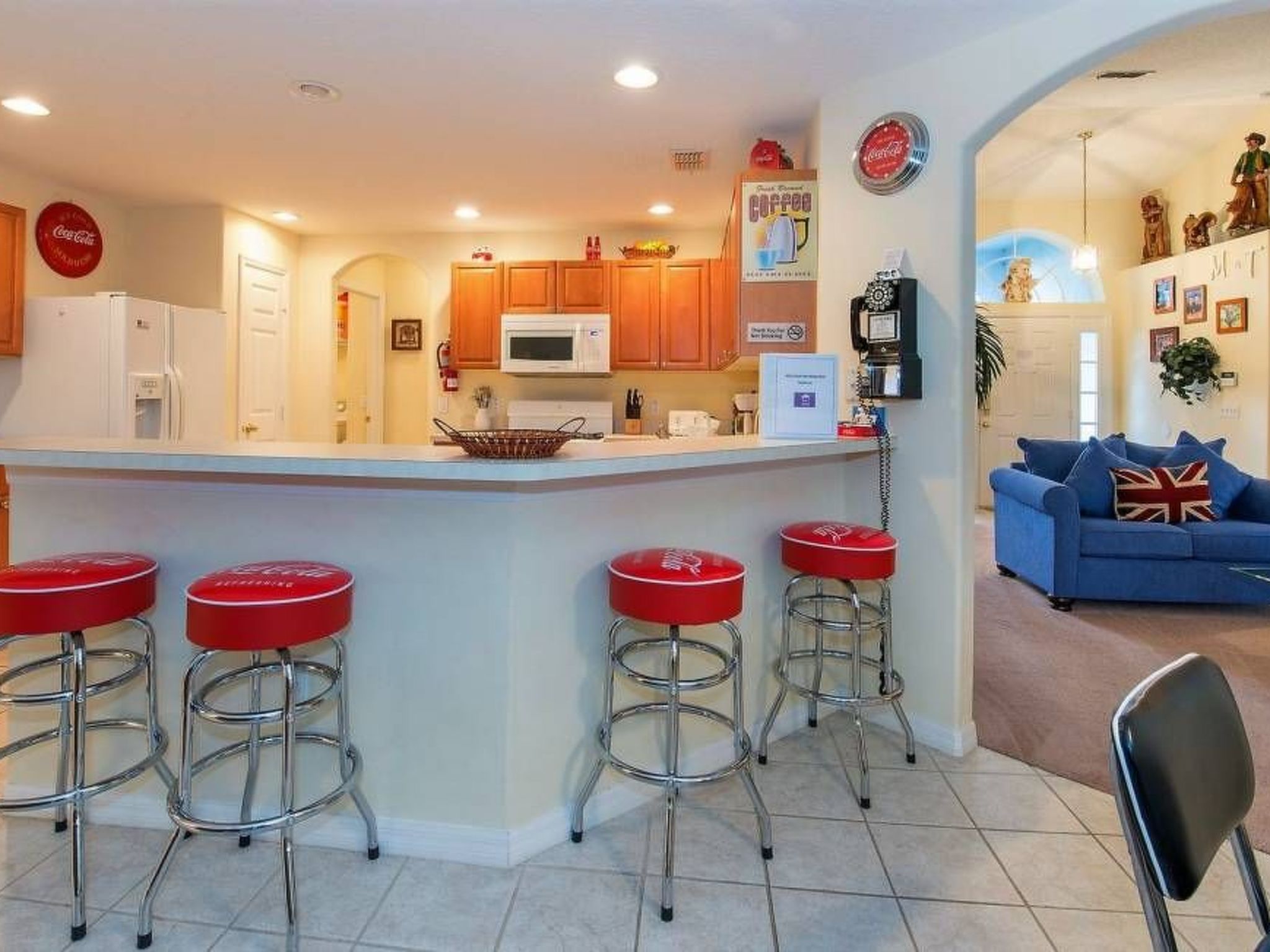 Photo of Sonniger Privatpool mit freistehendem Whirlpool und Filmraum