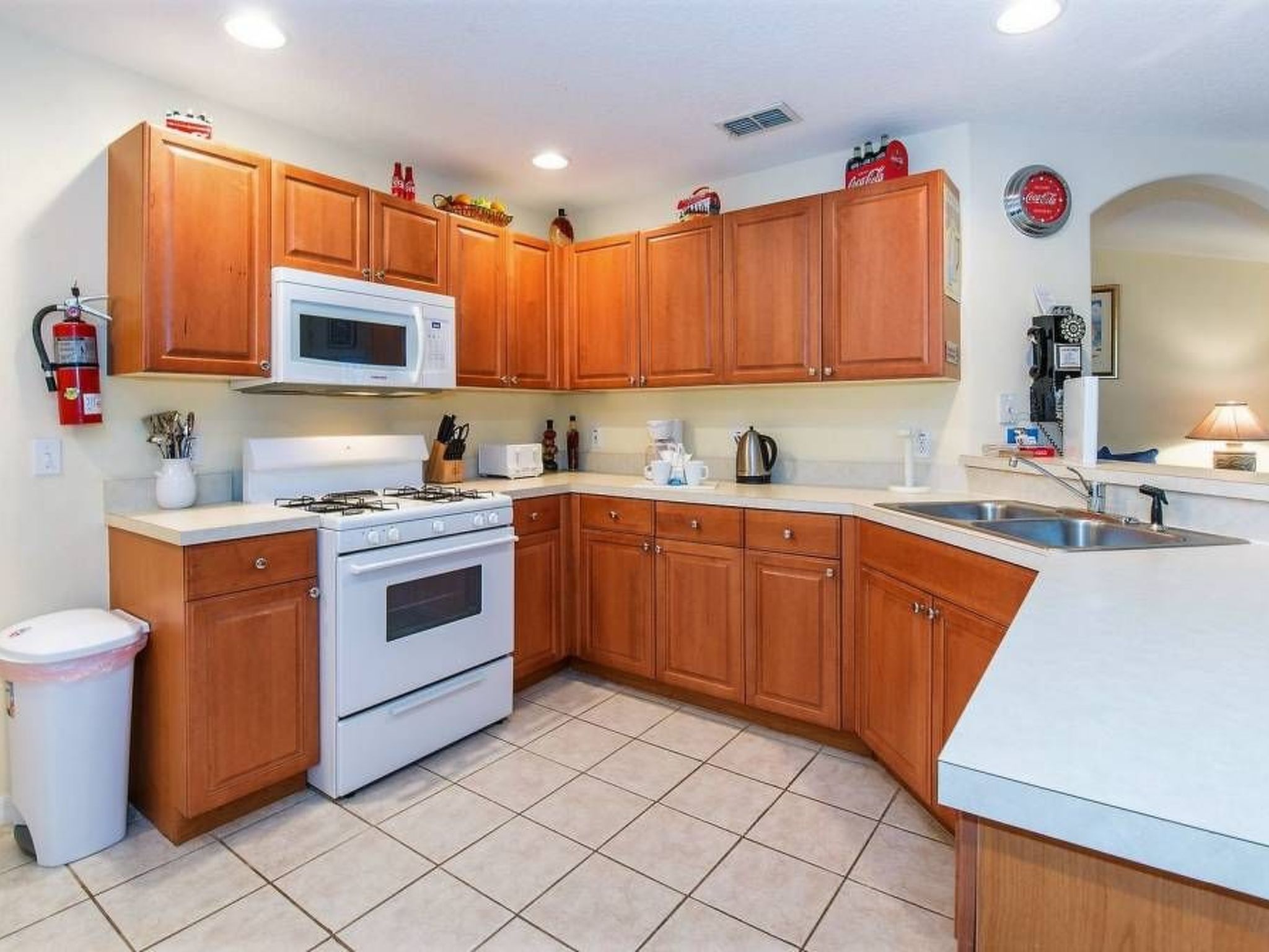 Photo of Sonniger Privatpool mit freistehendem Whirlpool und Filmraum