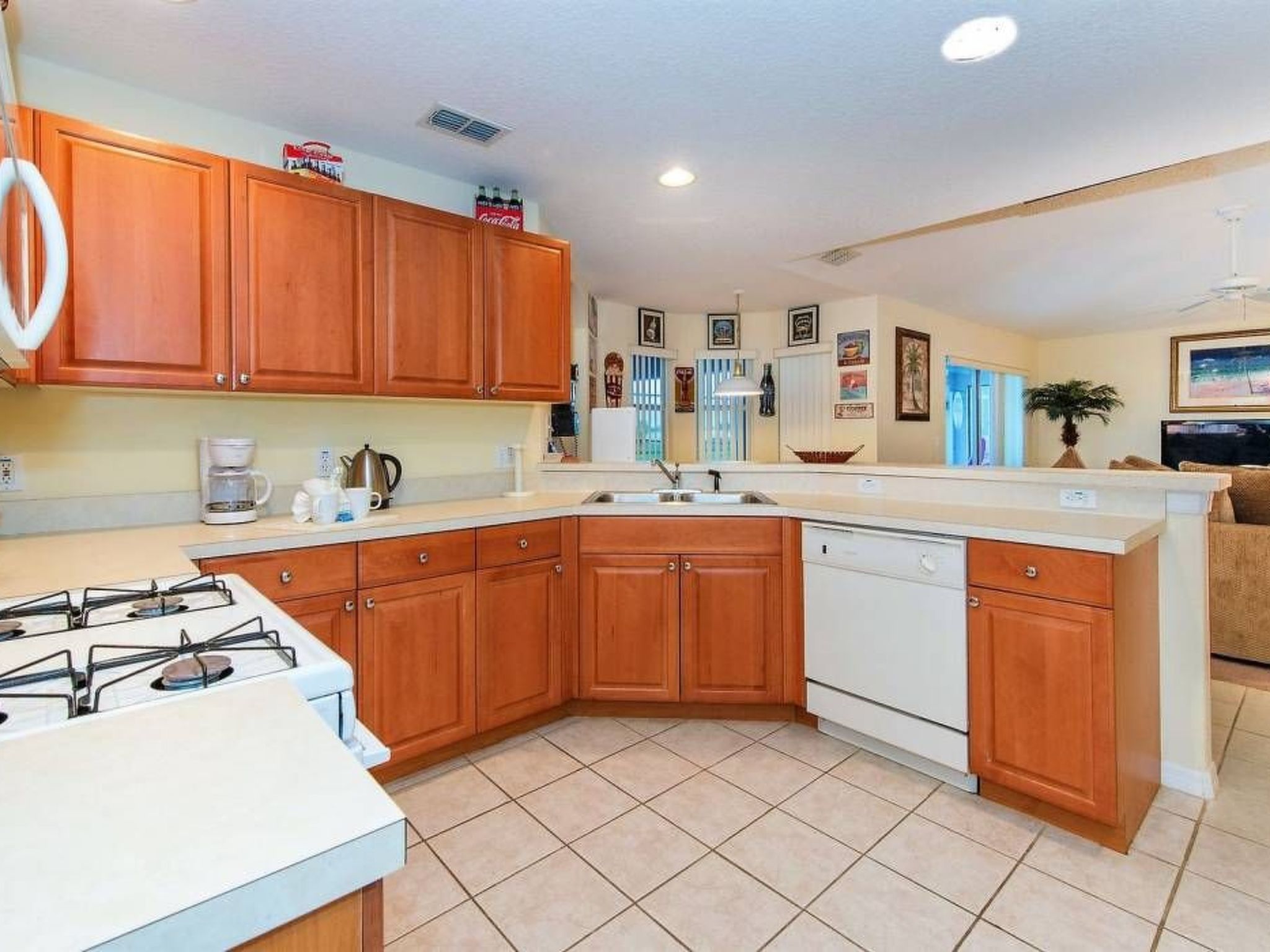 Photo of Sonniger Privatpool mit freistehendem Whirlpool und Filmraum