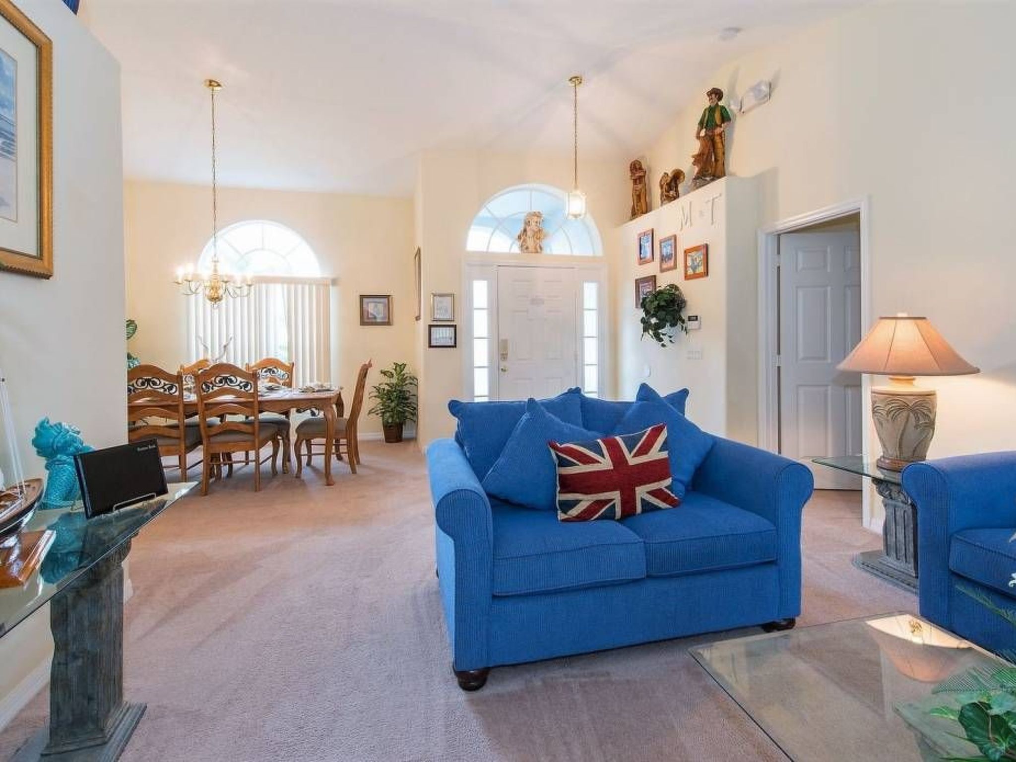 Photo of Sonniger Privatpool mit freistehendem Whirlpool und Filmraum