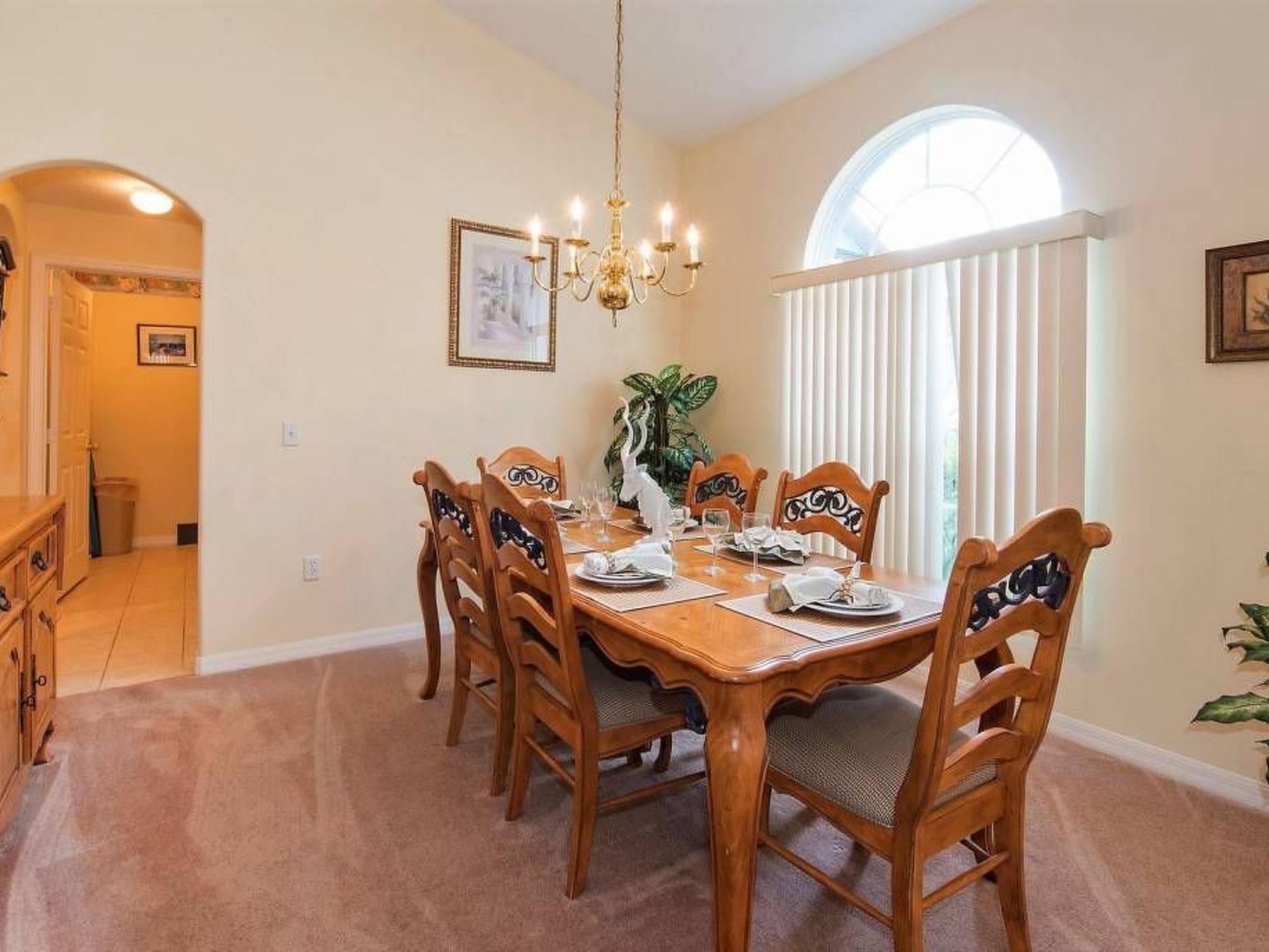 Photo of Sonniger Privatpool mit freistehendem Whirlpool und Filmraum