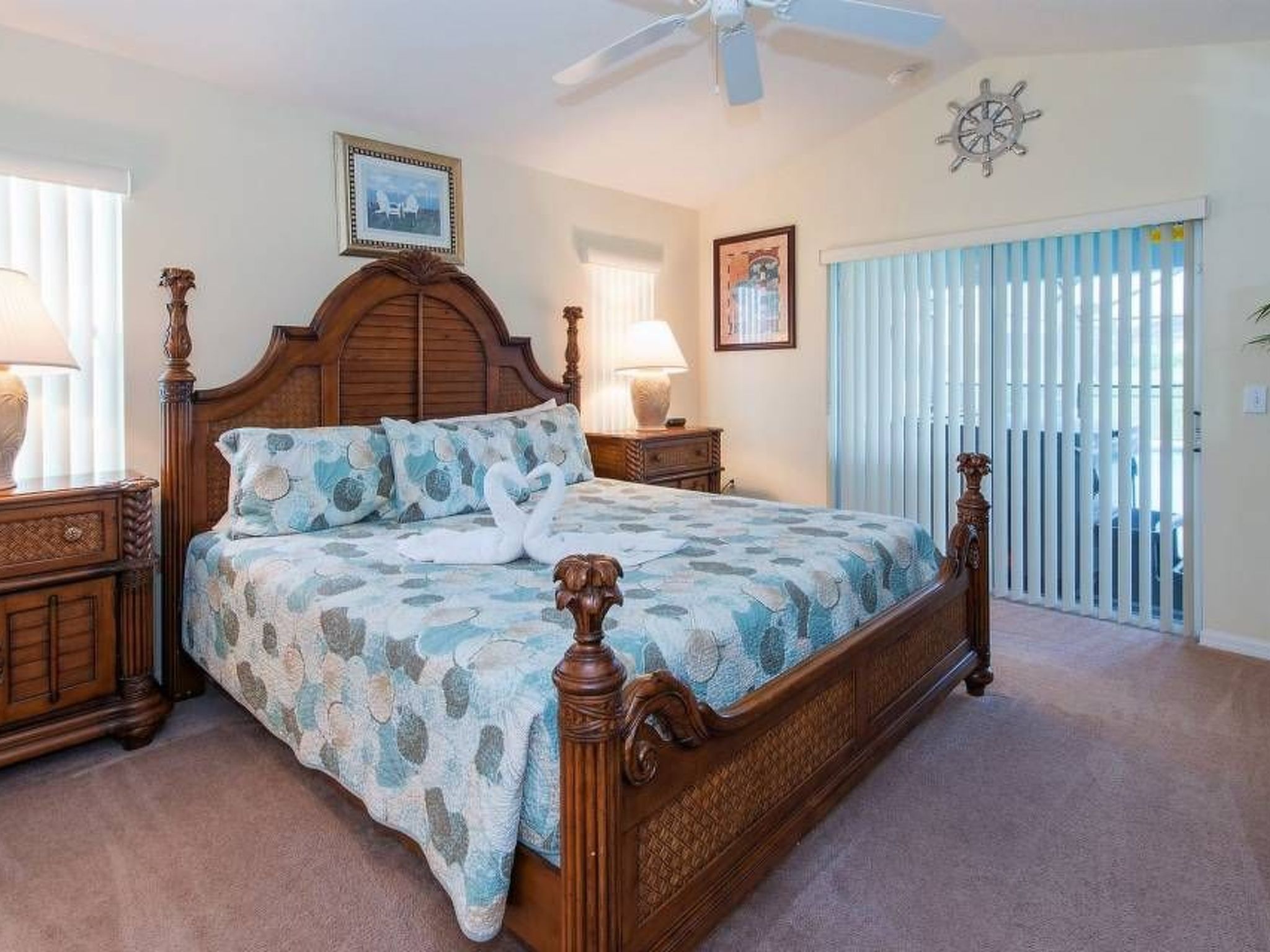 Photo of Sonniger Privatpool mit freistehendem Whirlpool und Filmraum