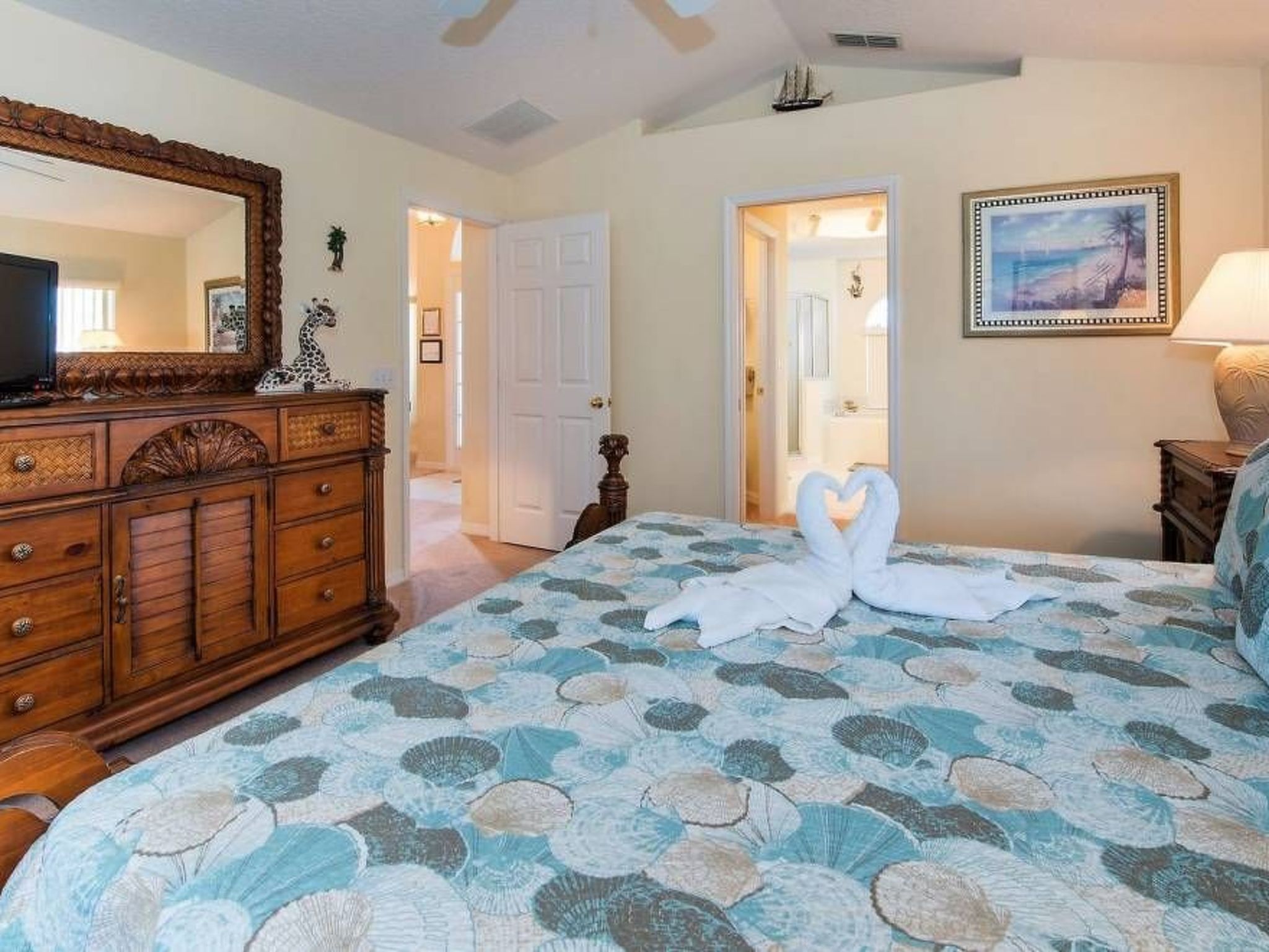 Photo of Sonniger Privatpool mit freistehendem Whirlpool und Filmraum