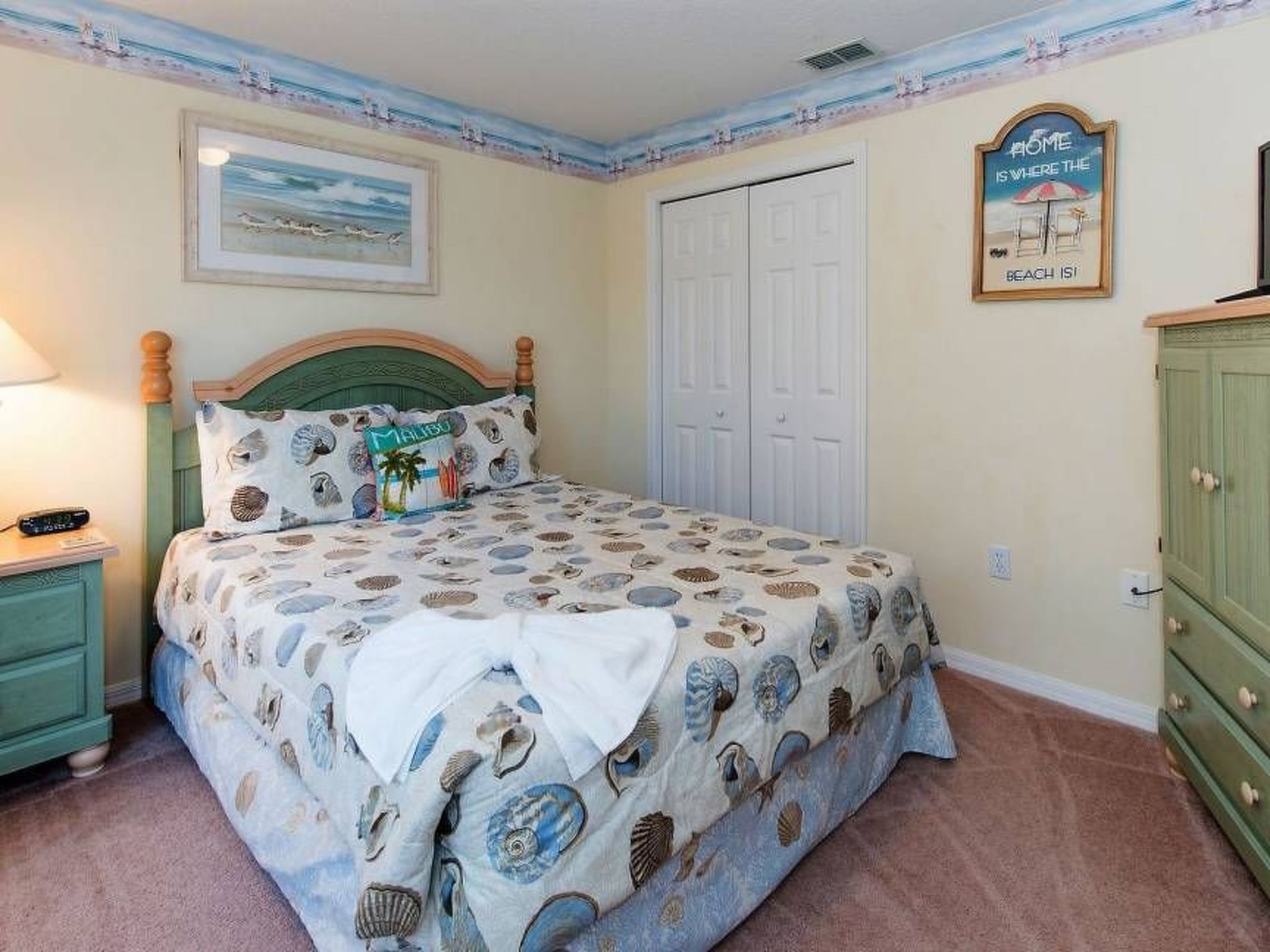 Photo of Sonniger Privatpool mit freistehendem Whirlpool und Filmraum