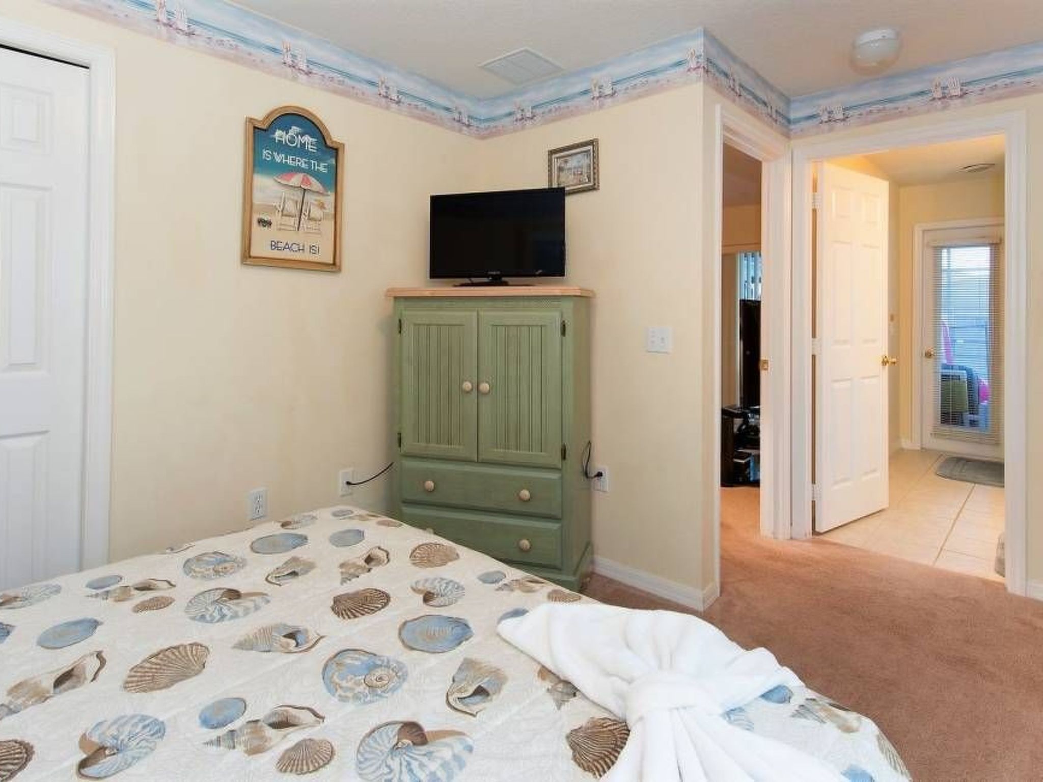 Photo of Sonniger Privatpool mit freistehendem Whirlpool und Filmraum