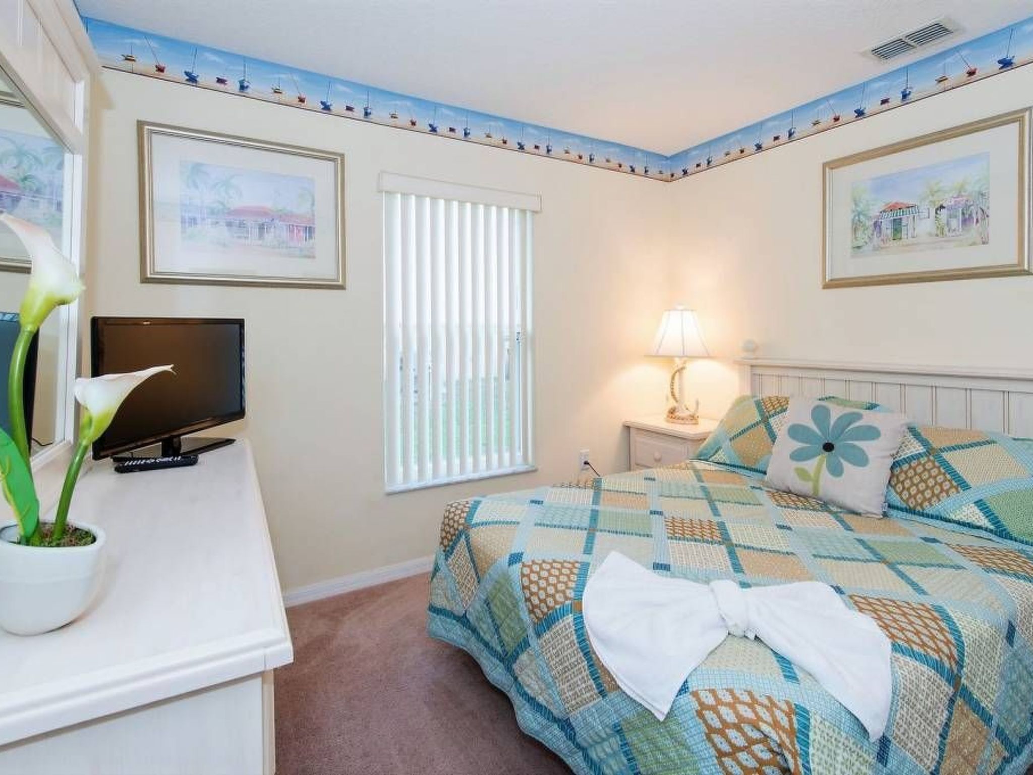 Photo of Sonniger Privatpool mit freistehendem Whirlpool und Filmraum