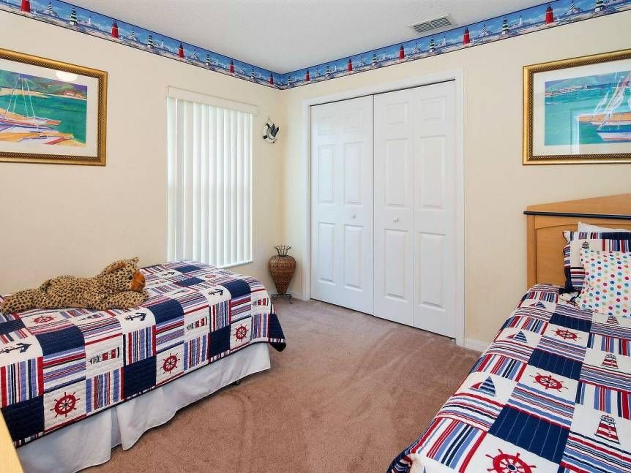 Photo of Sonniger Privatpool mit freistehendem Whirlpool und Filmraum