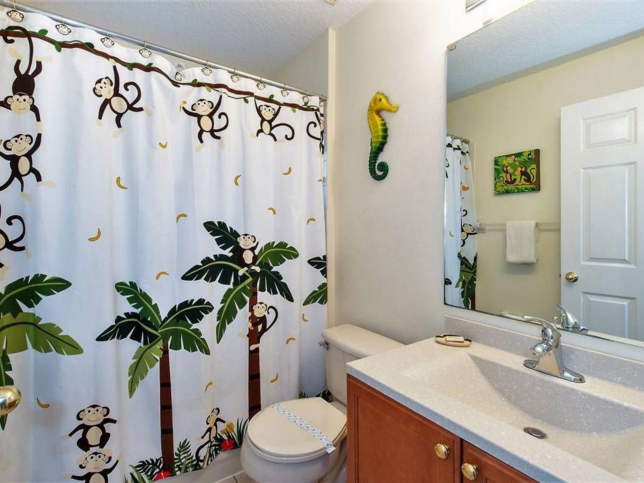 Photo of Sonniger Privatpool mit freistehendem Whirlpool und Filmraum