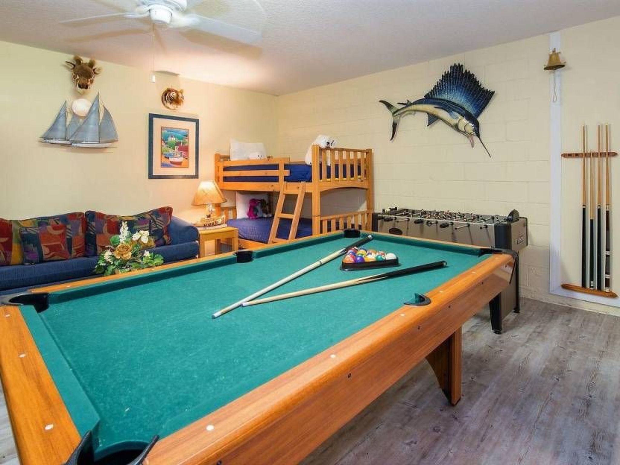 Photo of Sonniger Privatpool mit freistehendem Whirlpool und Filmraum